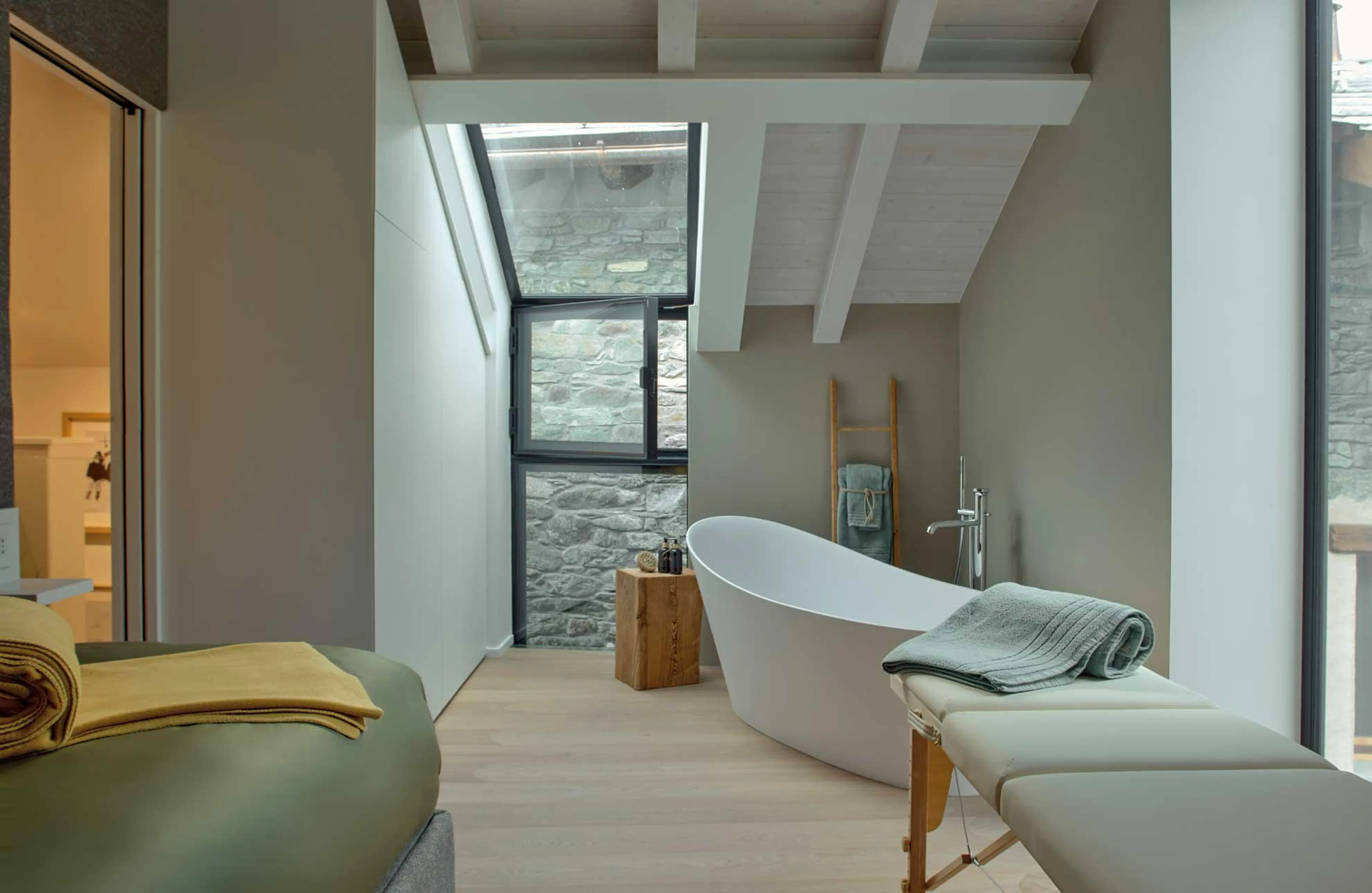 Freestanding bath in Heritage Carrel, Cervinia