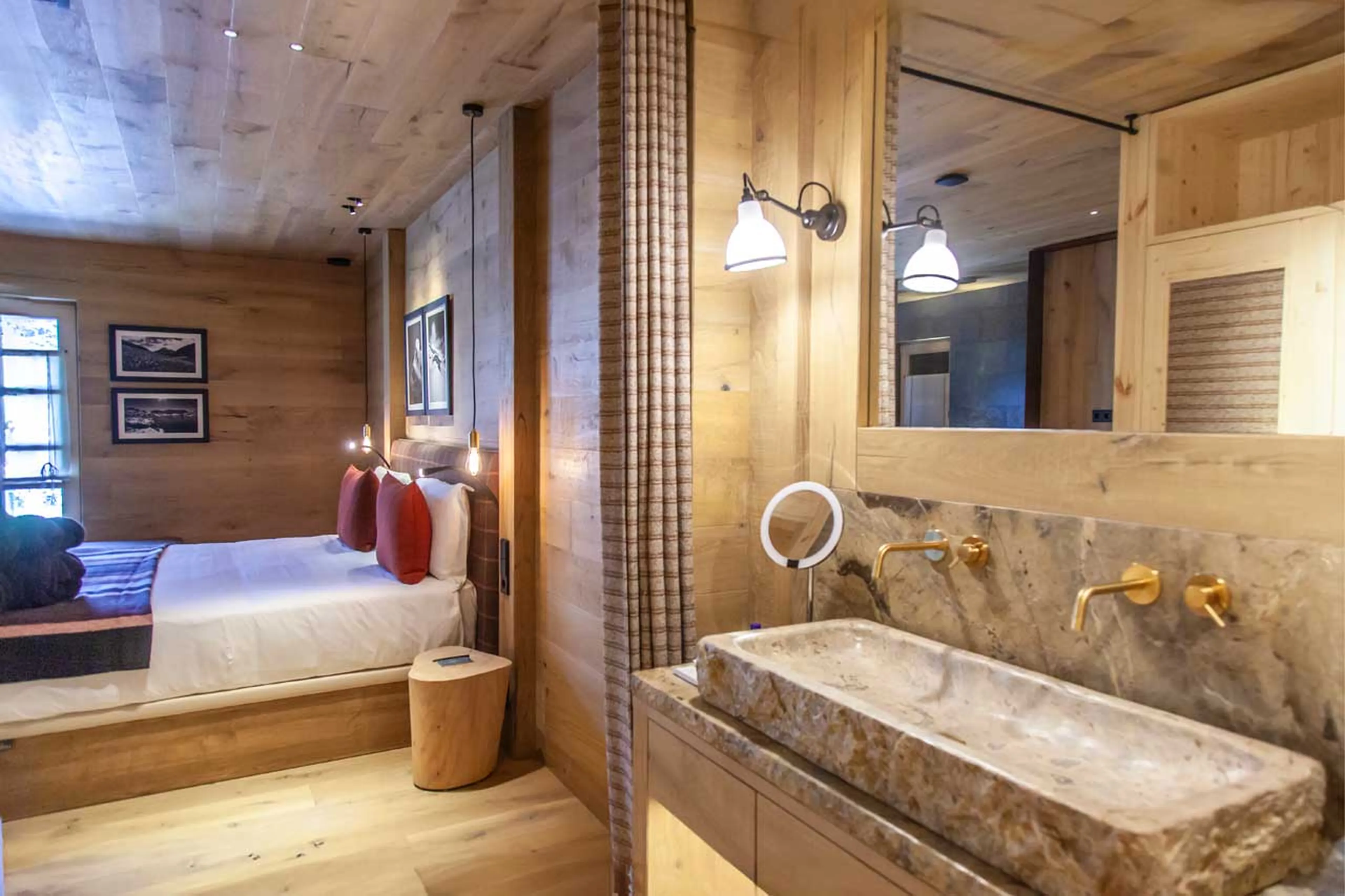 Bedroom one with shower at Hermitage Mountain Lodge in Andorra