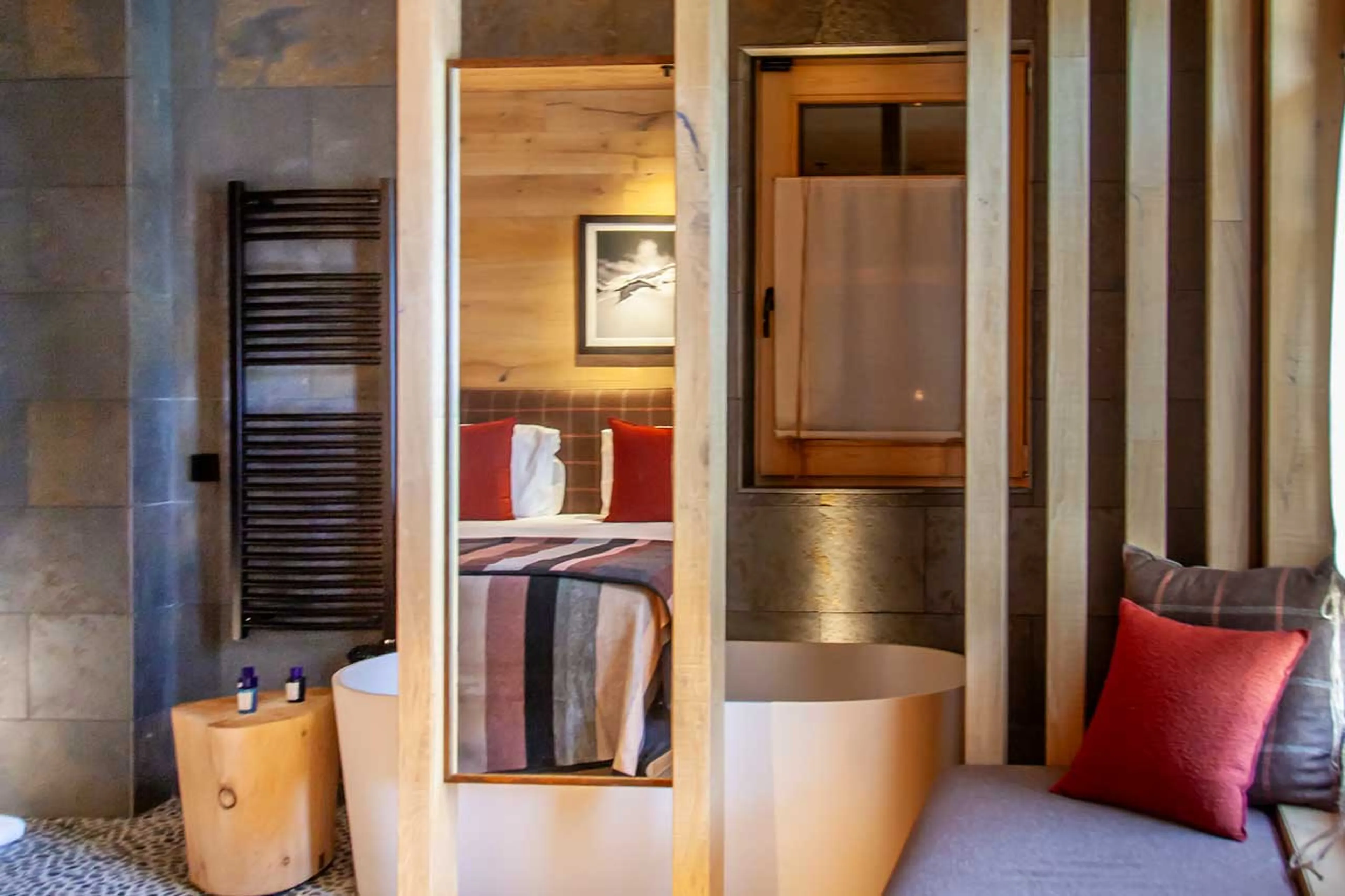 Bedroom with bathtub at Hermitage Mountain Lodge in Andorra