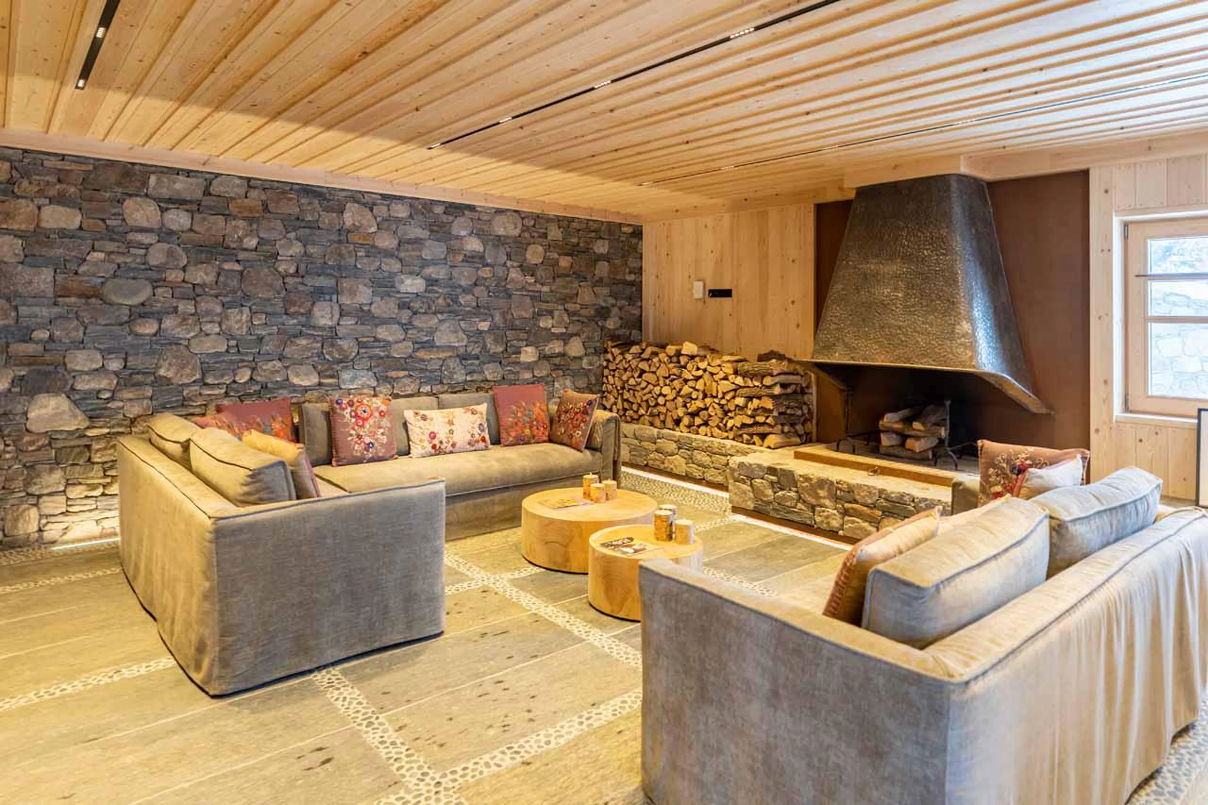 TV room at Hermitage Mountain Lodge in Andorra