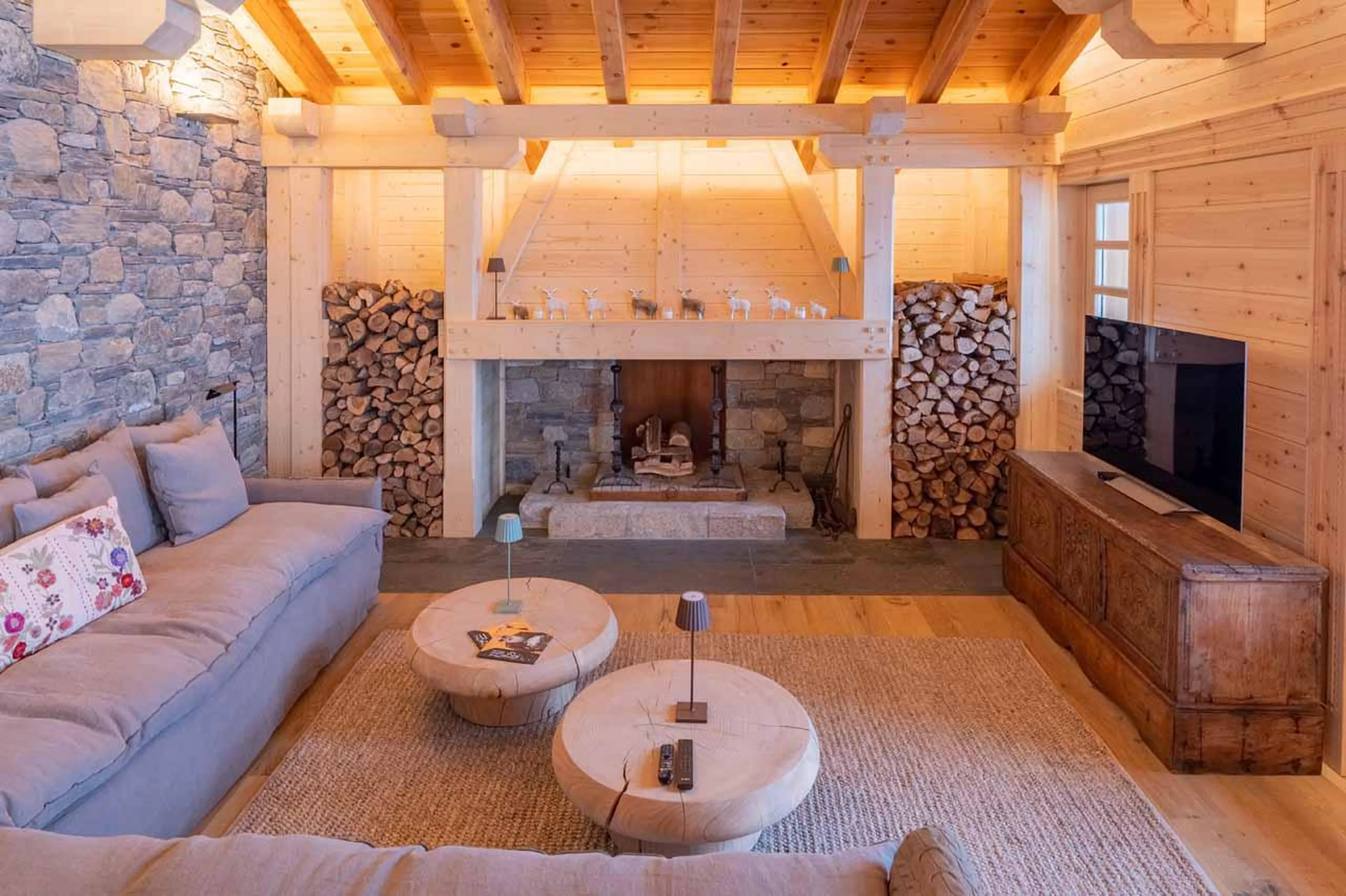 Tv corner at Hermitage Mountain Lodge in Andorra