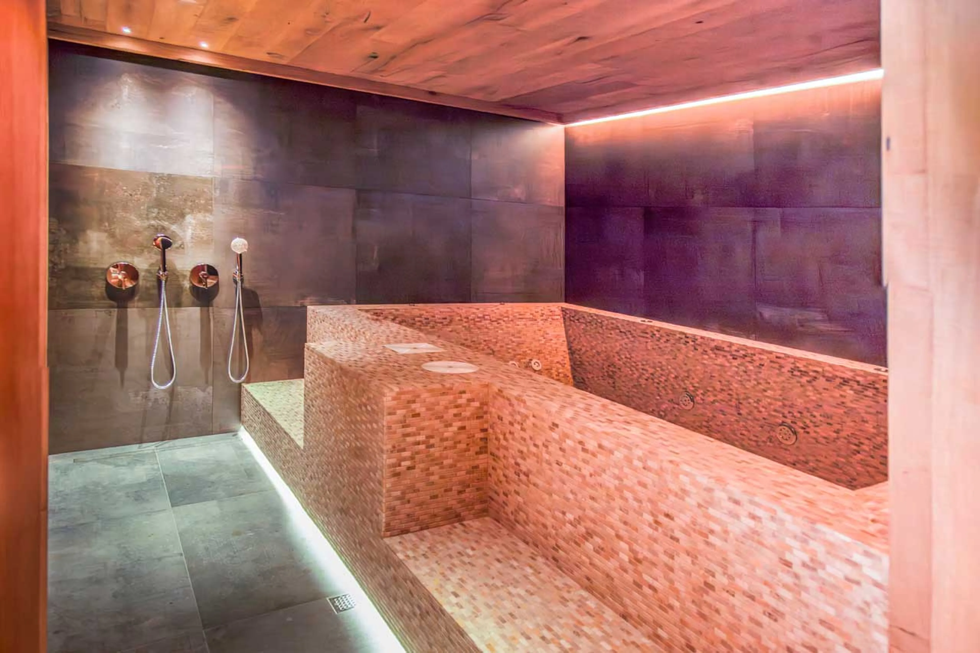 Spa hot tub at Hermitage Mountain Lodge in Andorra