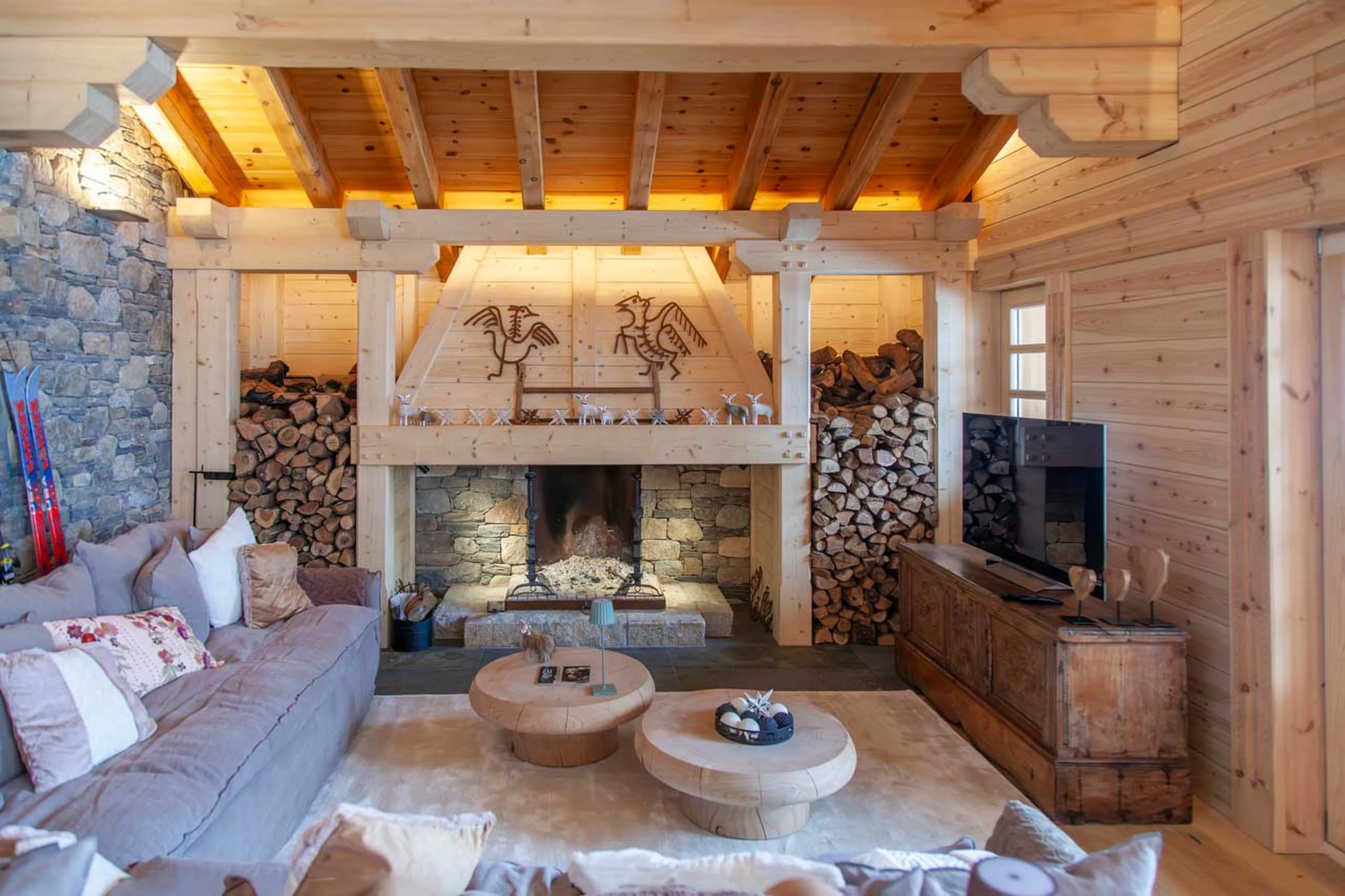 Tv corner at Hermitage Mountain Lodge in Andorra