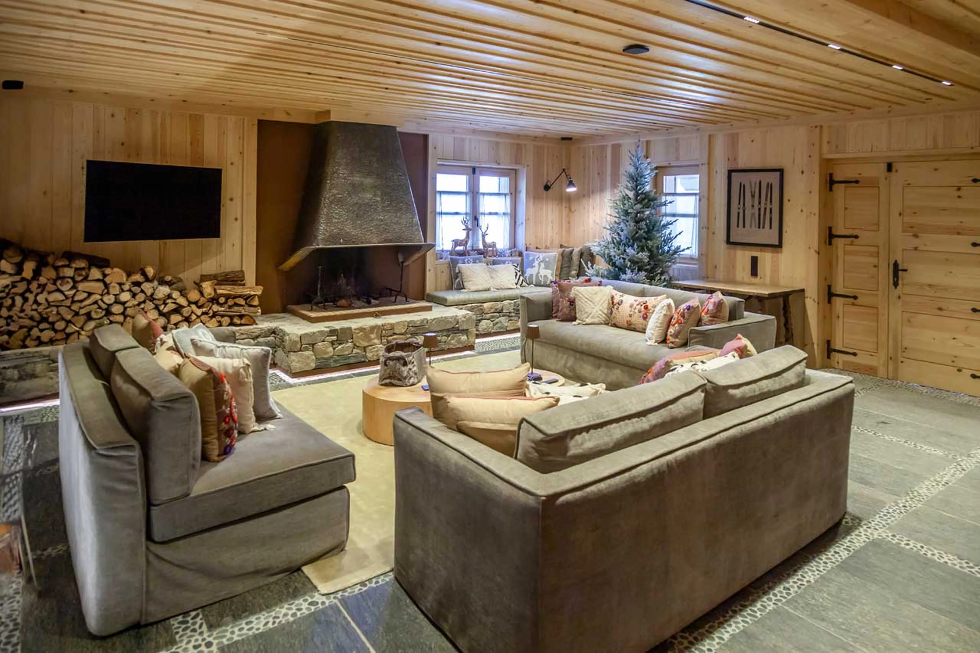TV room at Hermitage Mountain Lodge in Andorra
