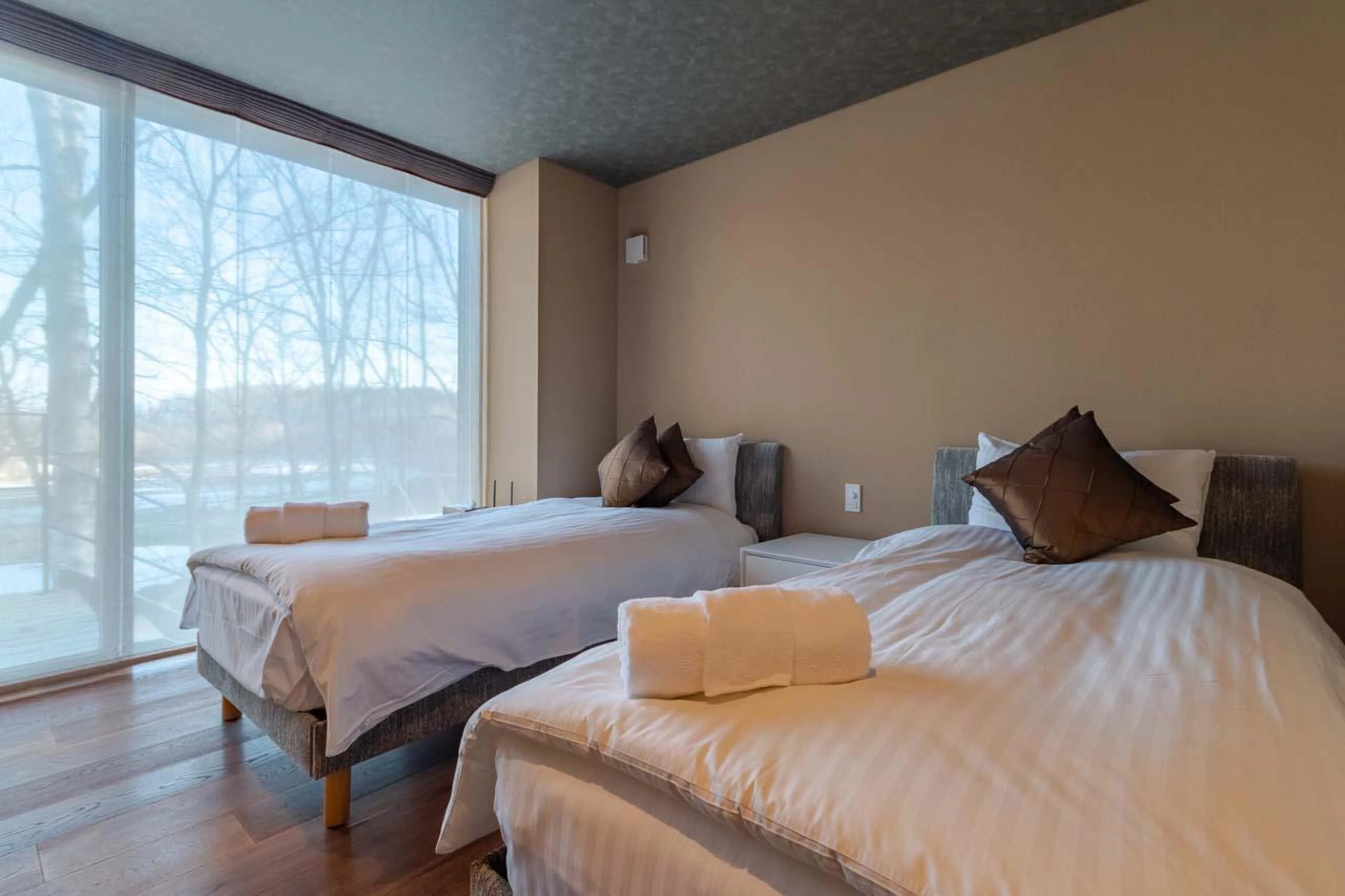 Double/twin bedroom with en-suite shower room at Hideaway on Escarpment in Niseko