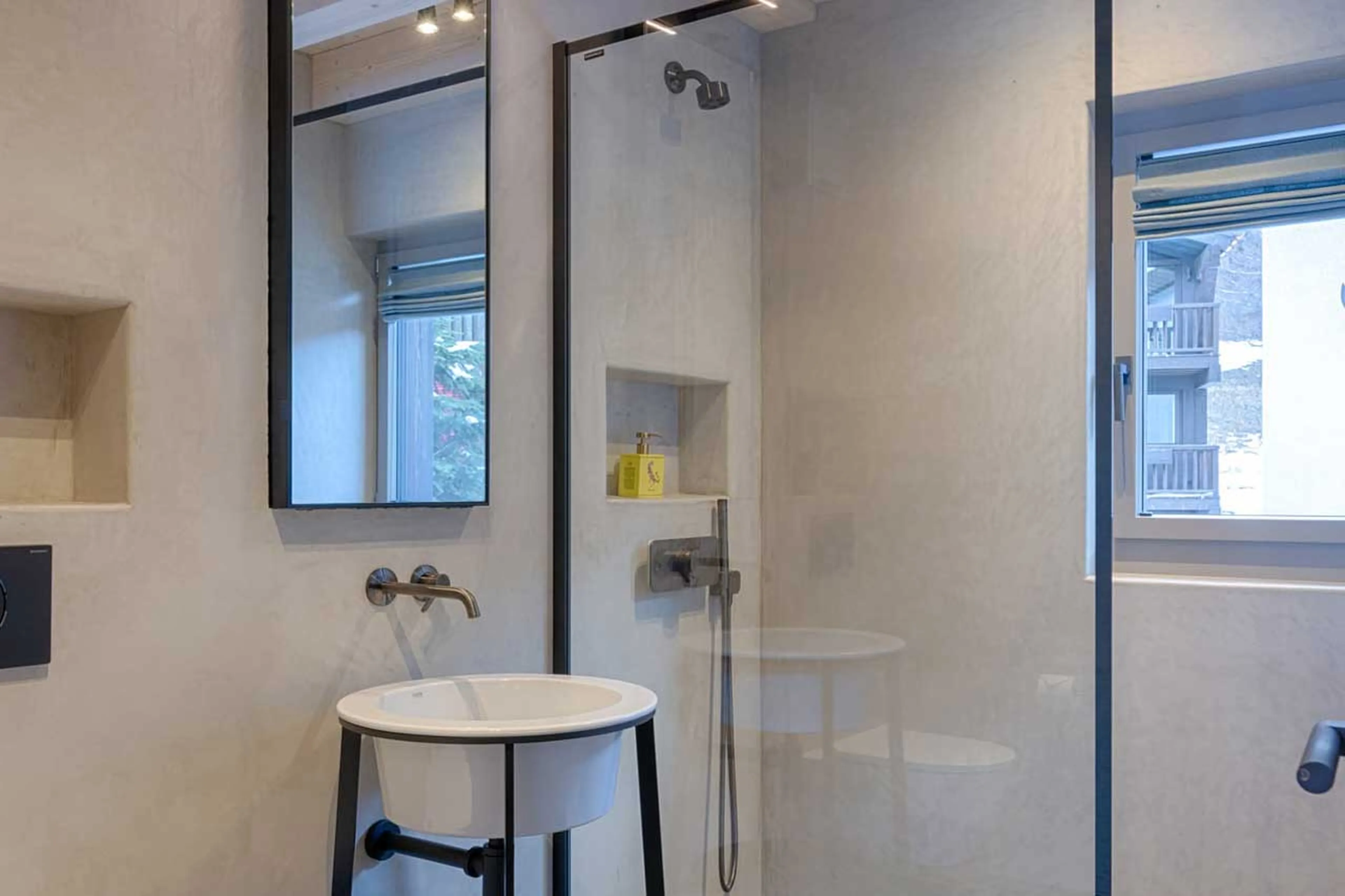 Bedroom 3 separate shower room at Horu Lodge in Zermatt