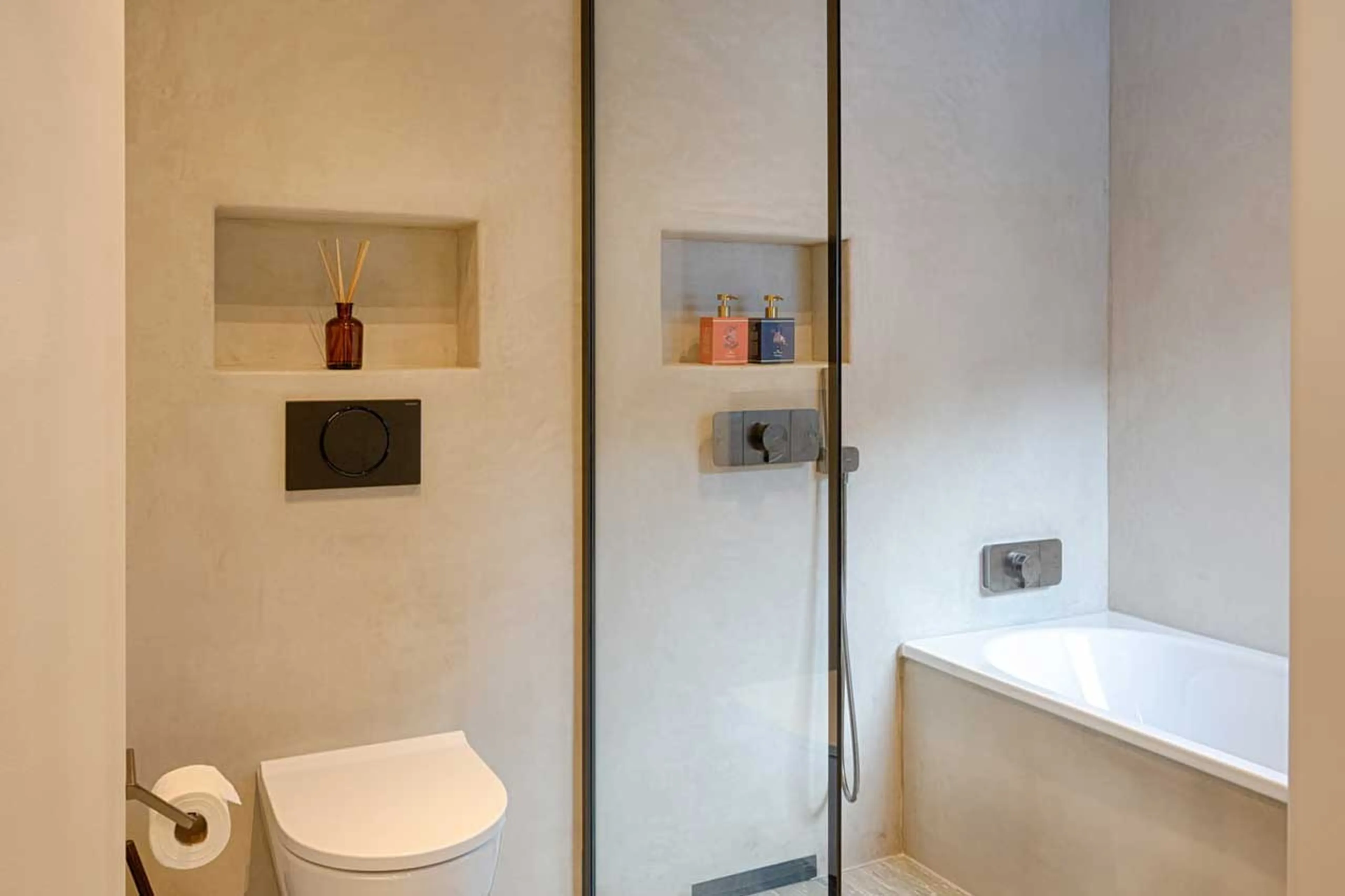 Bedroom 4 en-suite bath at Horu Lodge in Zermatt