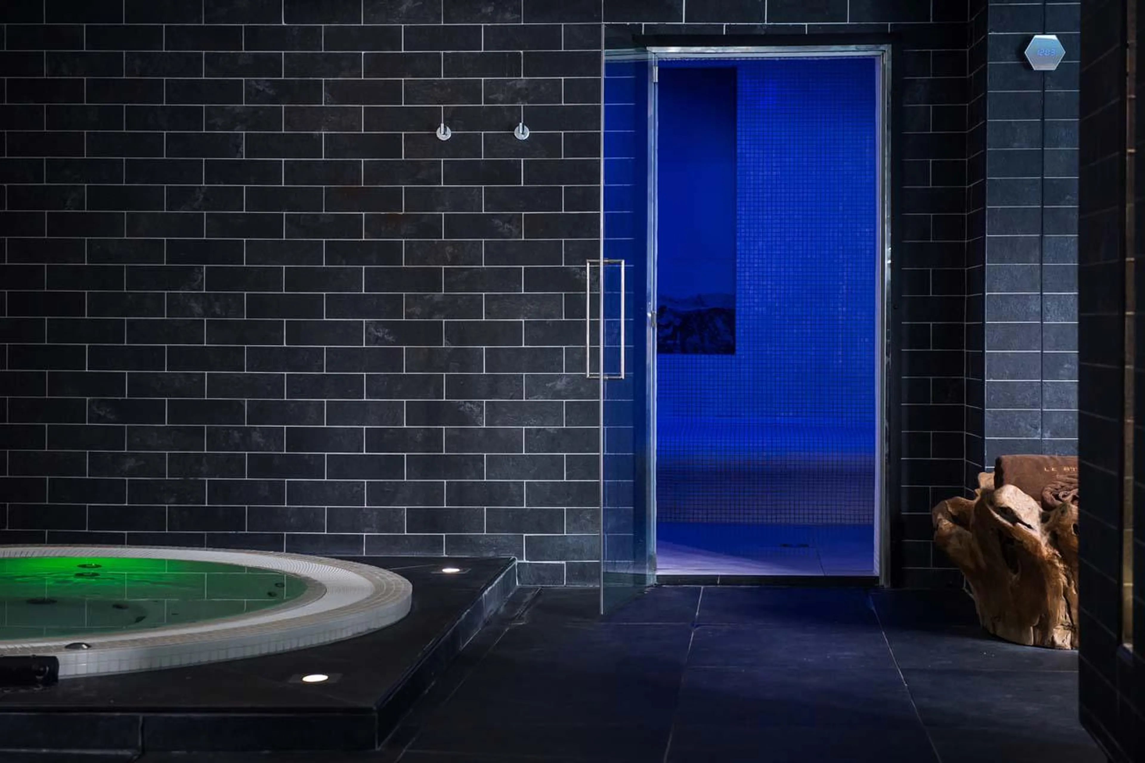 Hot tub and hammam at Apartment Pyramides in Courchevel 1850