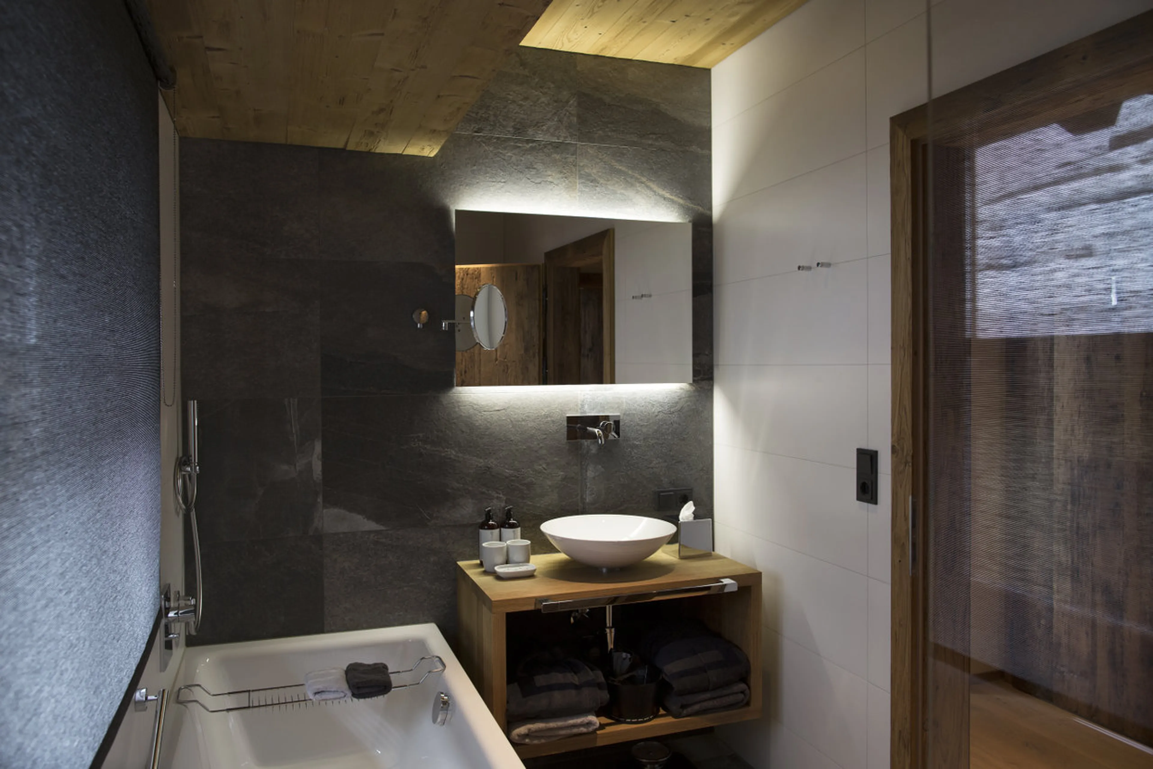 Full bathroom en-suite to double bedroom in House Hannes Schneider in Stuben, near Zürs