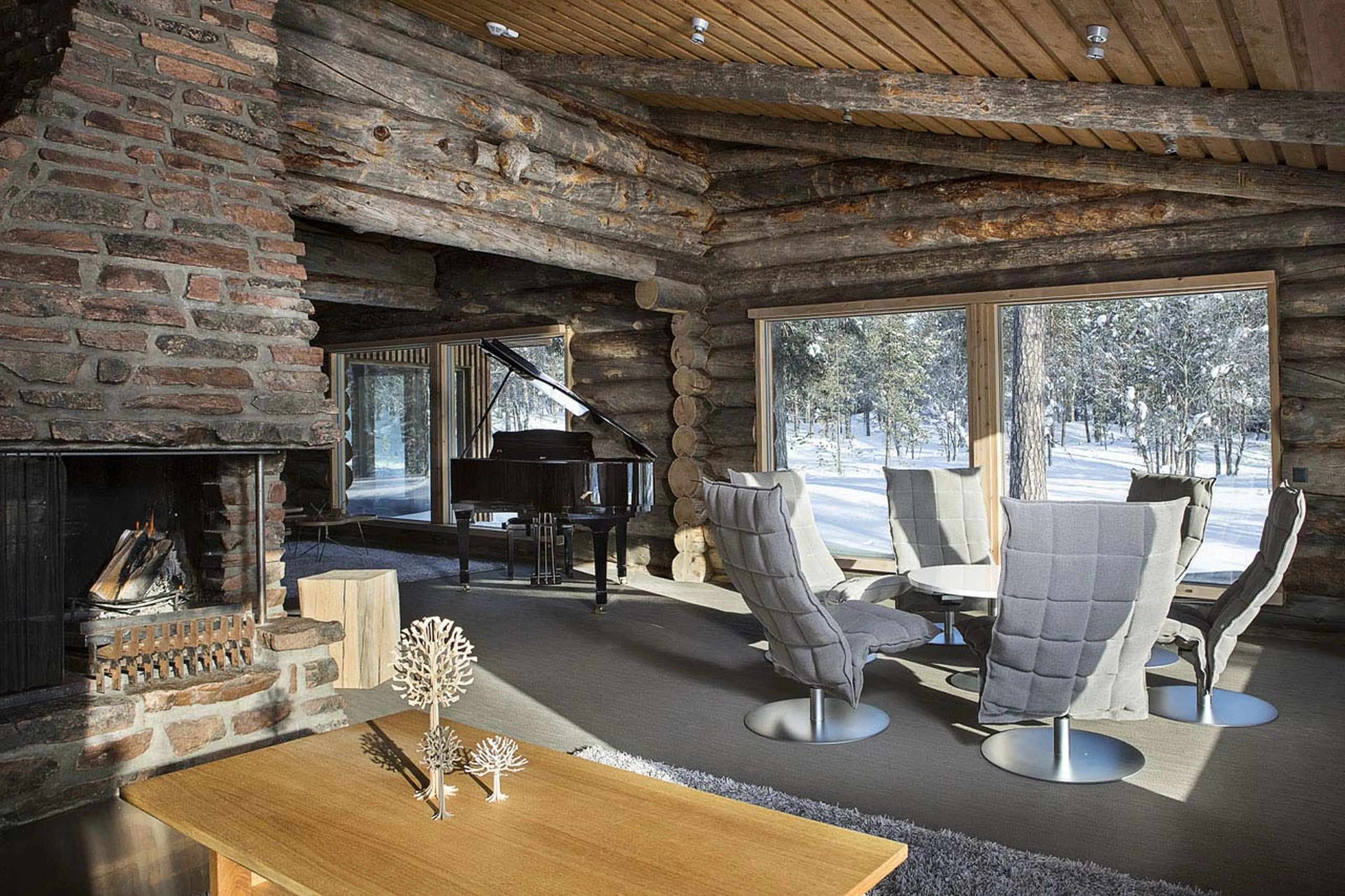 Living room with grand piano at Javri Lodge in Finland