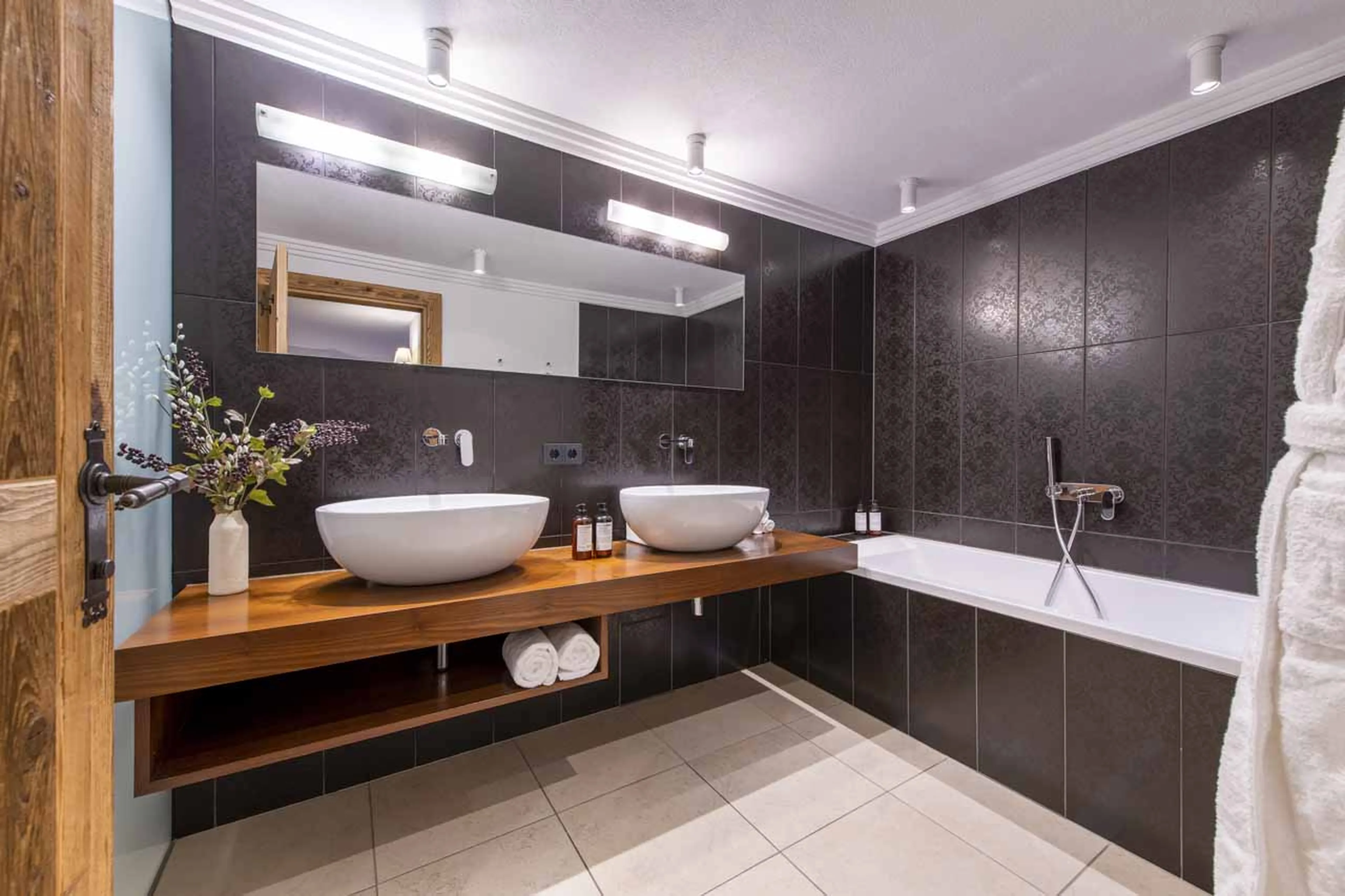 Bathroom one at Kikombe Lodge in St Anton