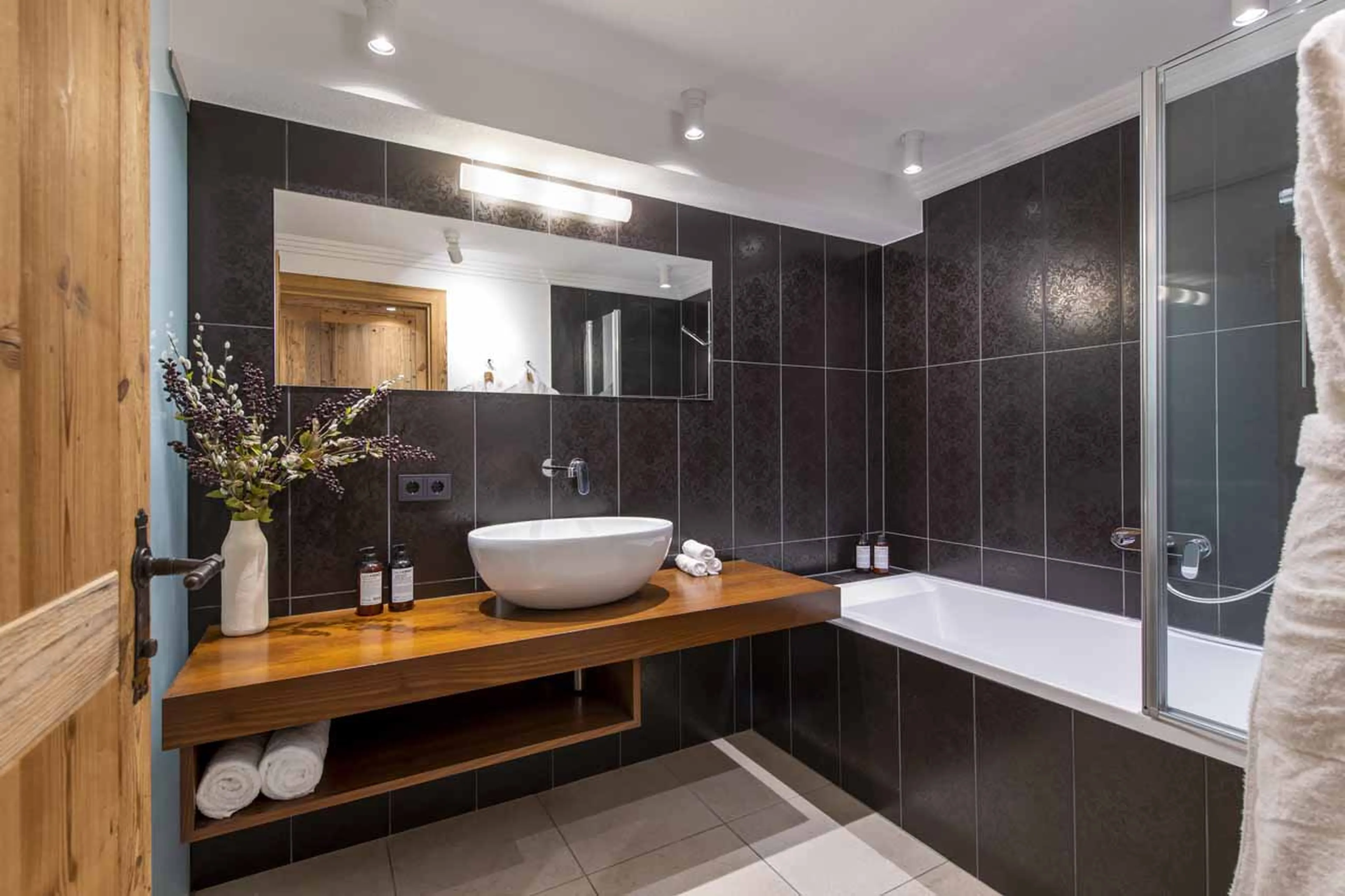 Bathroom two at Kikombe Lodge in St Anton