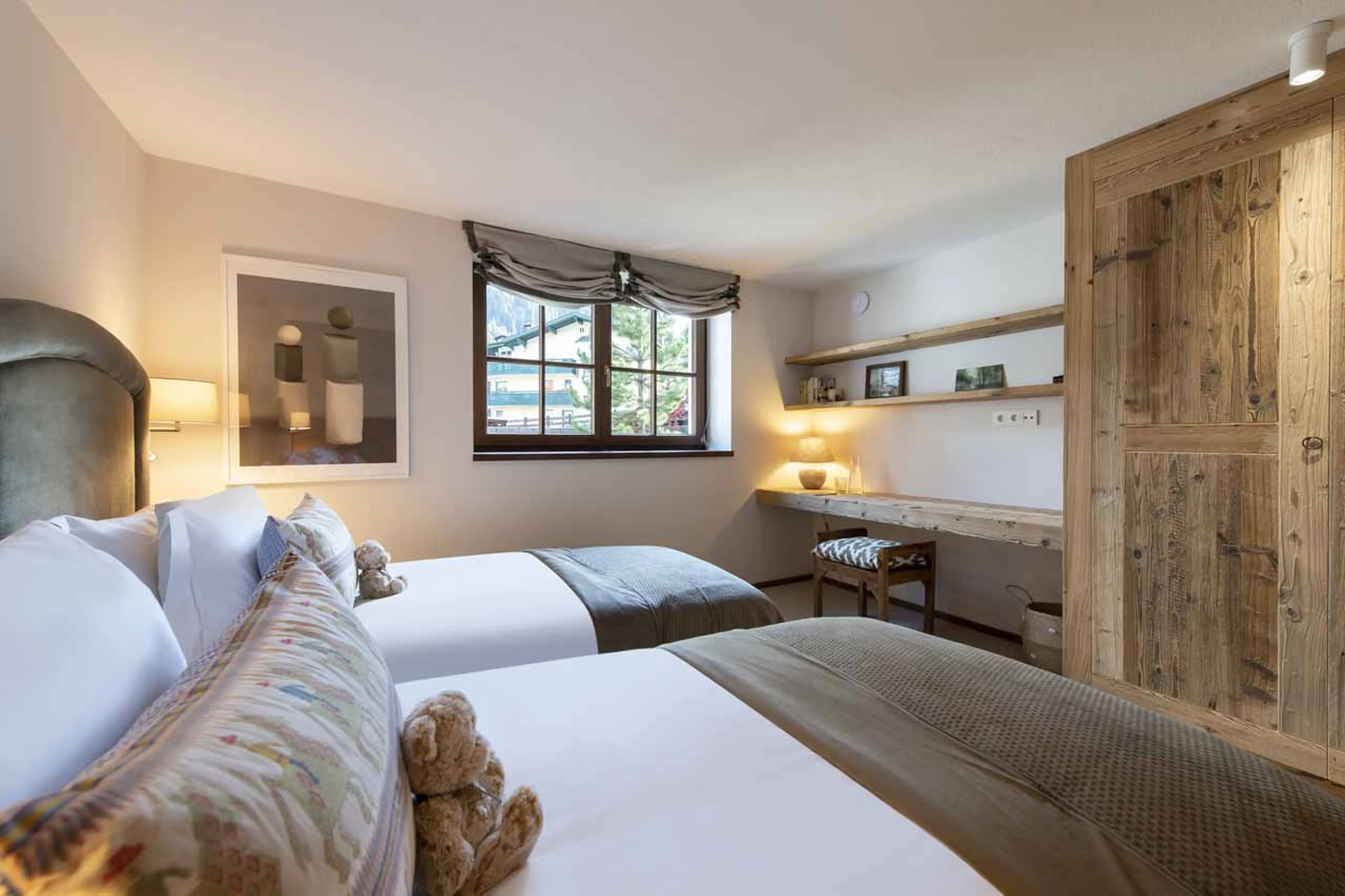 Desk in twin bedroom at Kikombe Lodge in St Anton