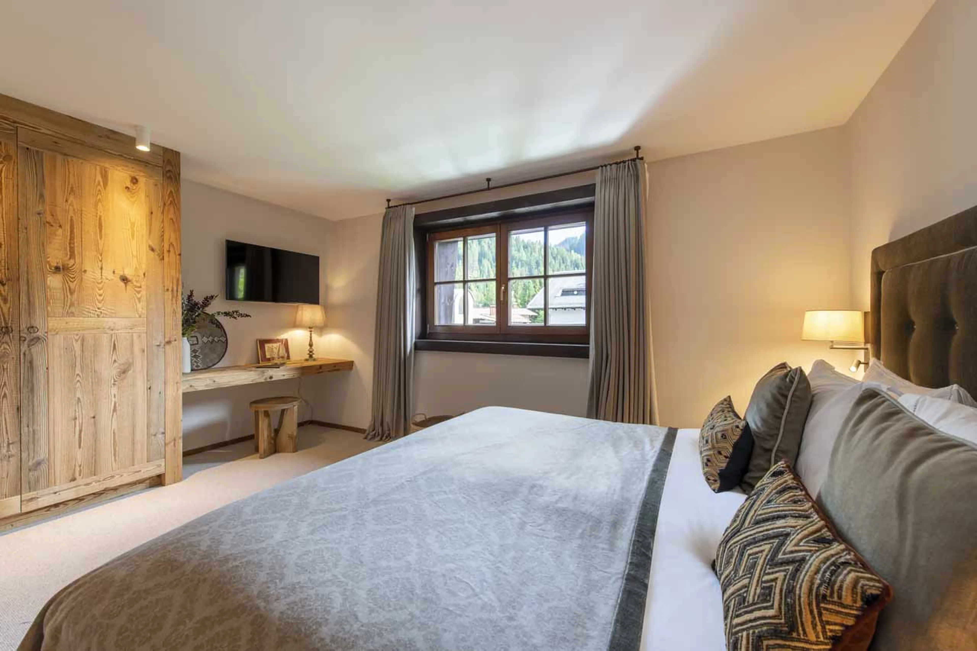 TV in bedroom four at Kikombe Lodge in St Anton