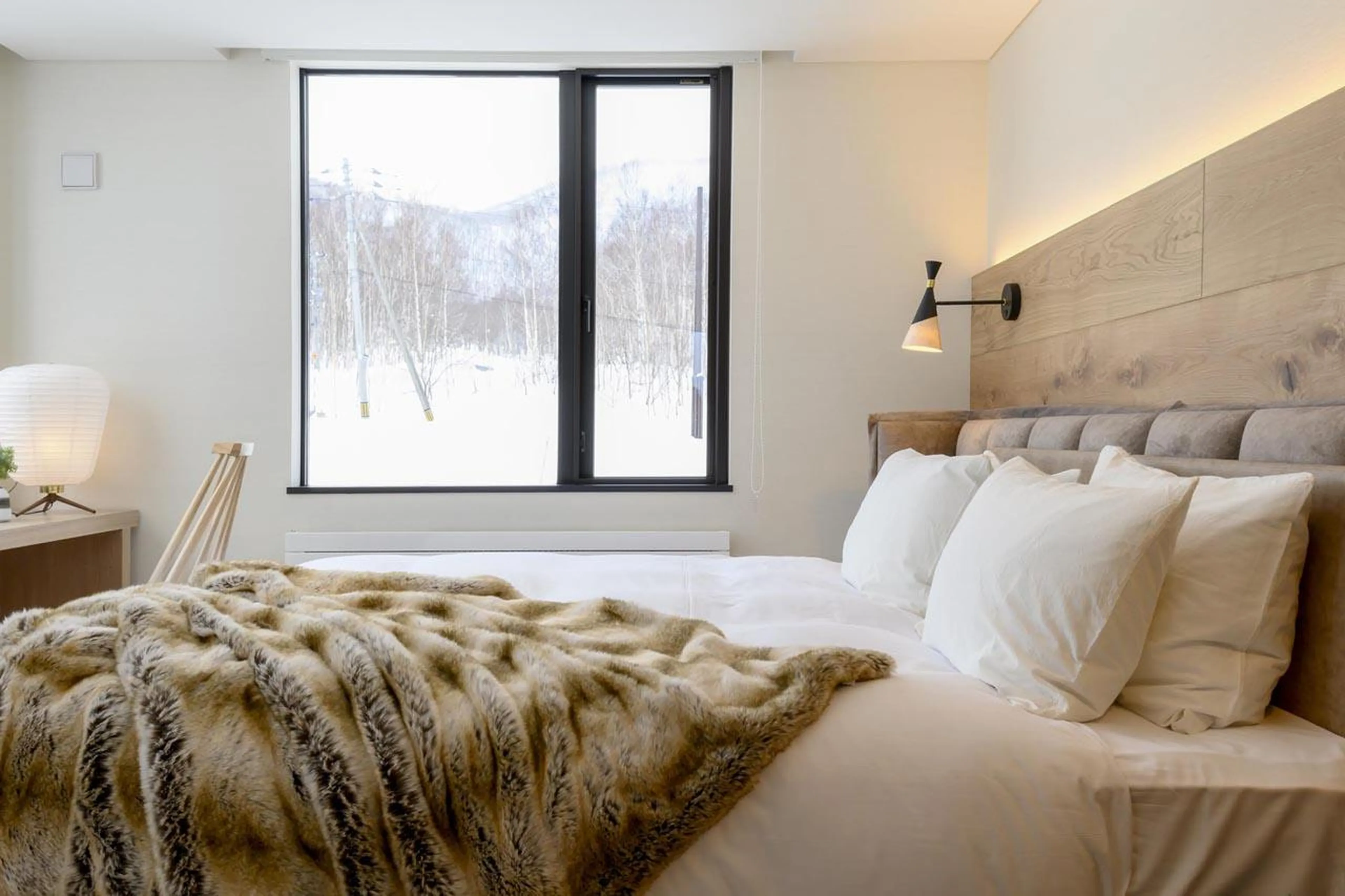Double bedroom with TV, walk-in closet and en-suite bathroom at Koa Villa in Niseko