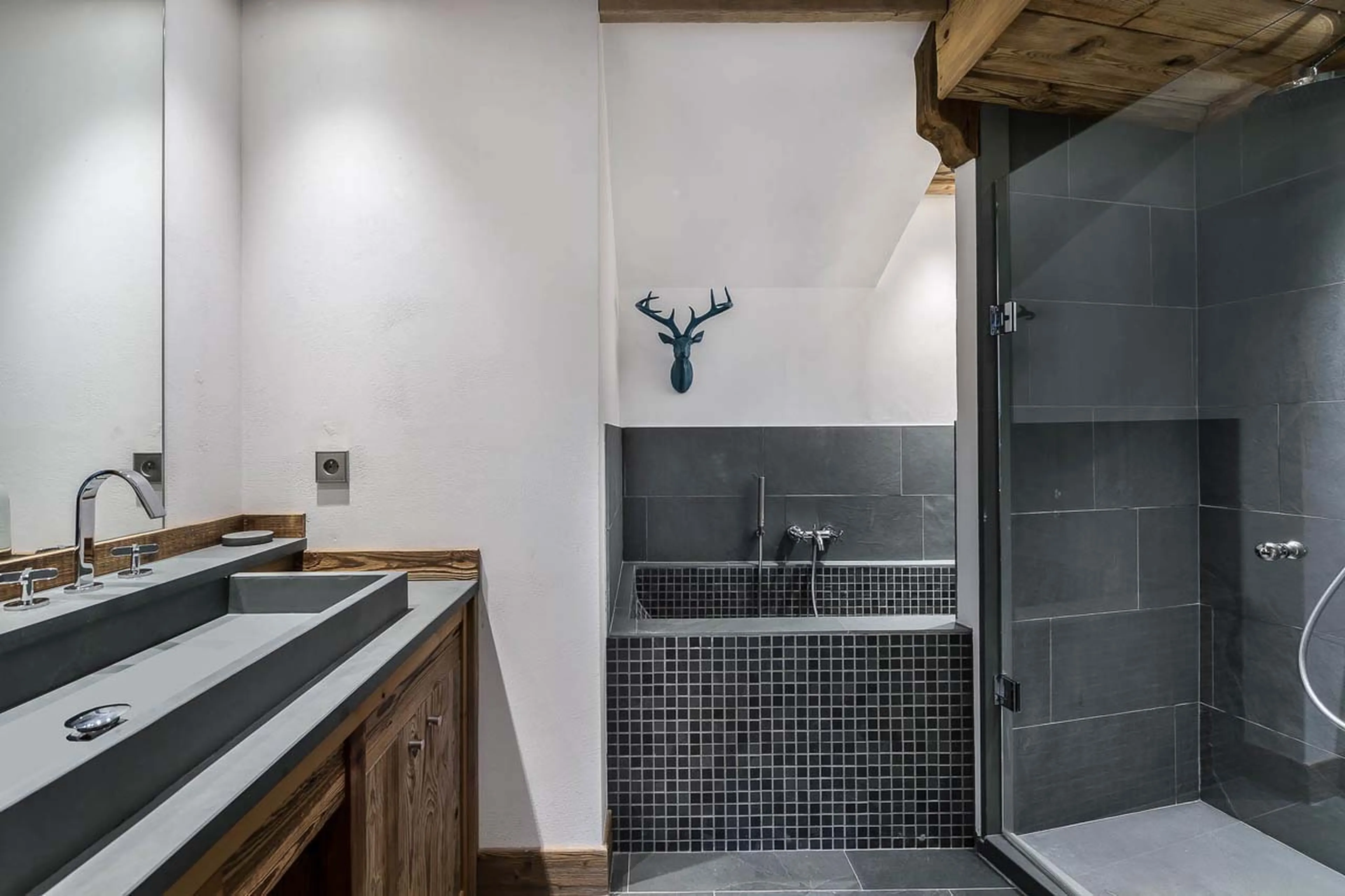 Bathroom one at La Canadienne 2 in Val d'Isere