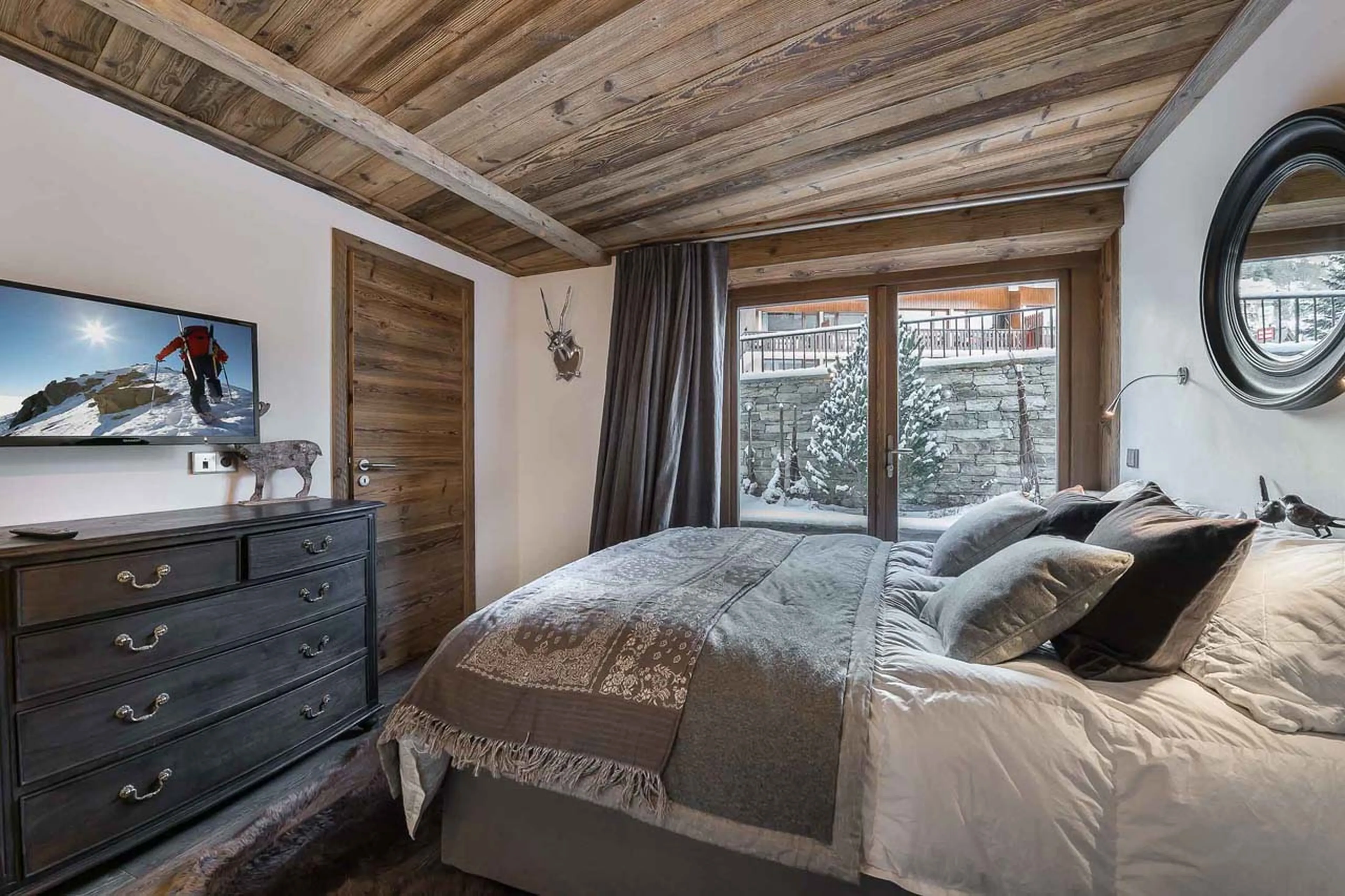 Bedroom one at La Canadienne 2 in Val d'Isere