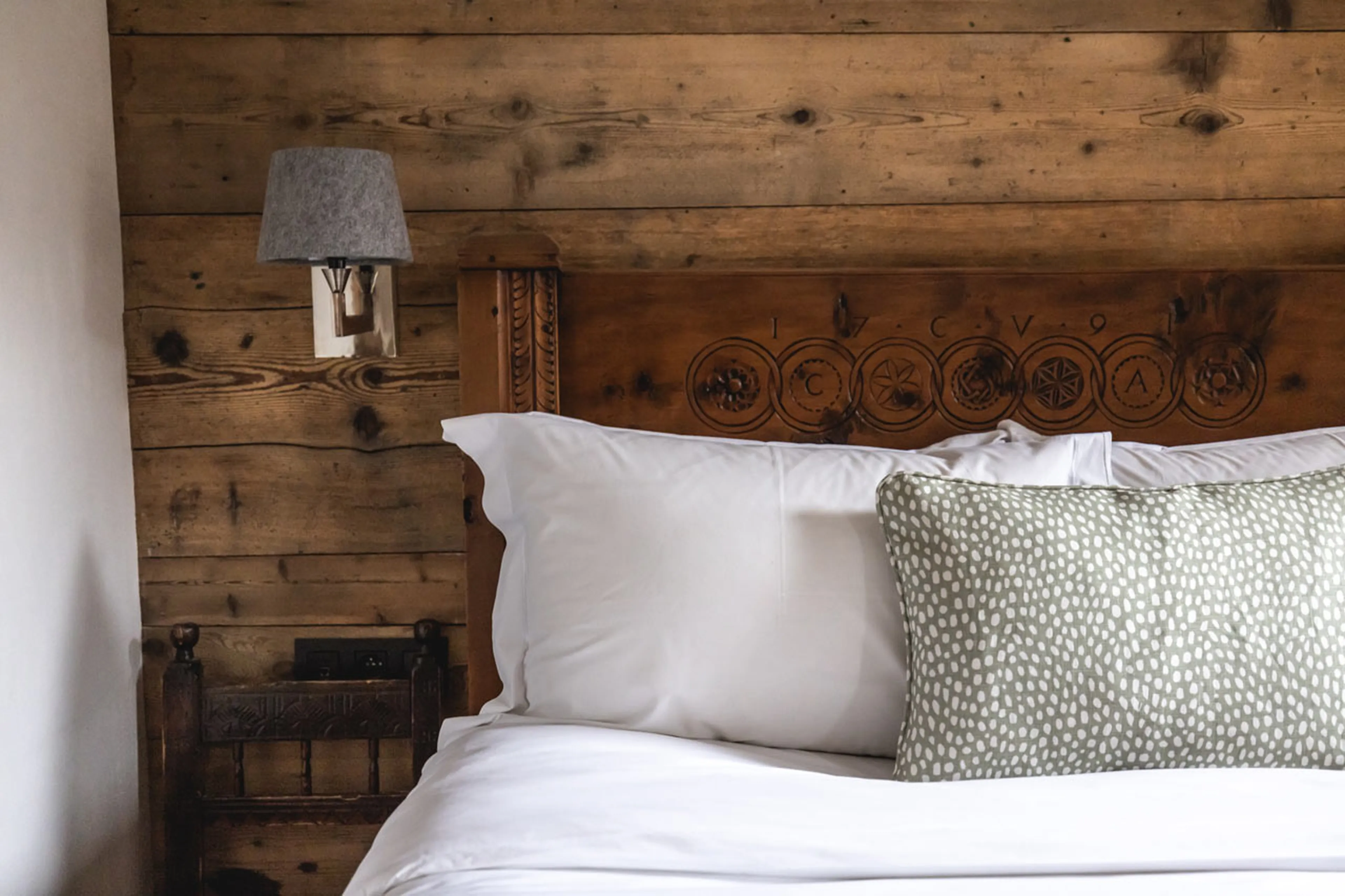 Double bedroom with lamp in La Ferme des Frasserands, Chamonix