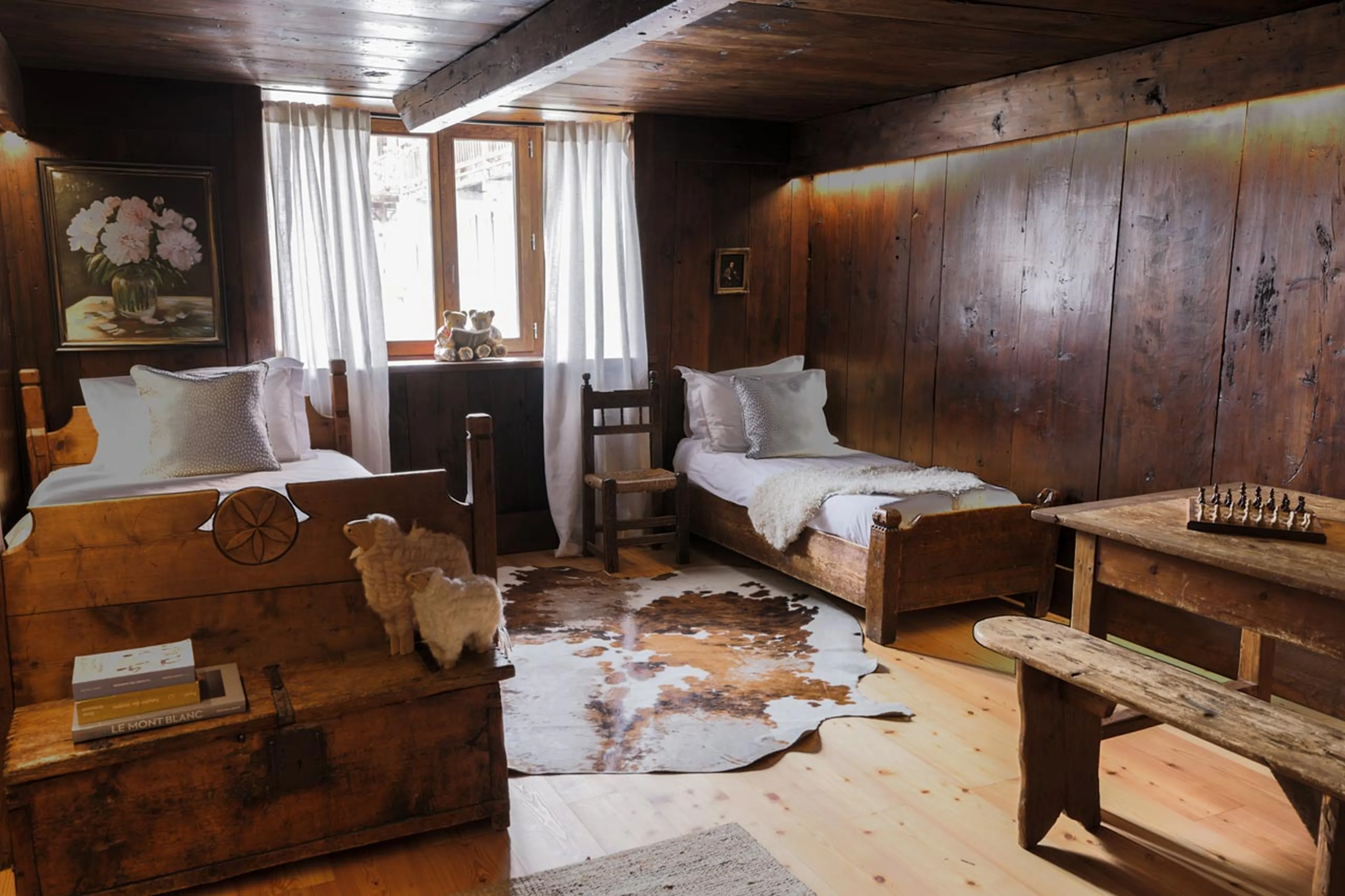 Twin bedroom with table in La Ferme des Frasserands, Chamonix