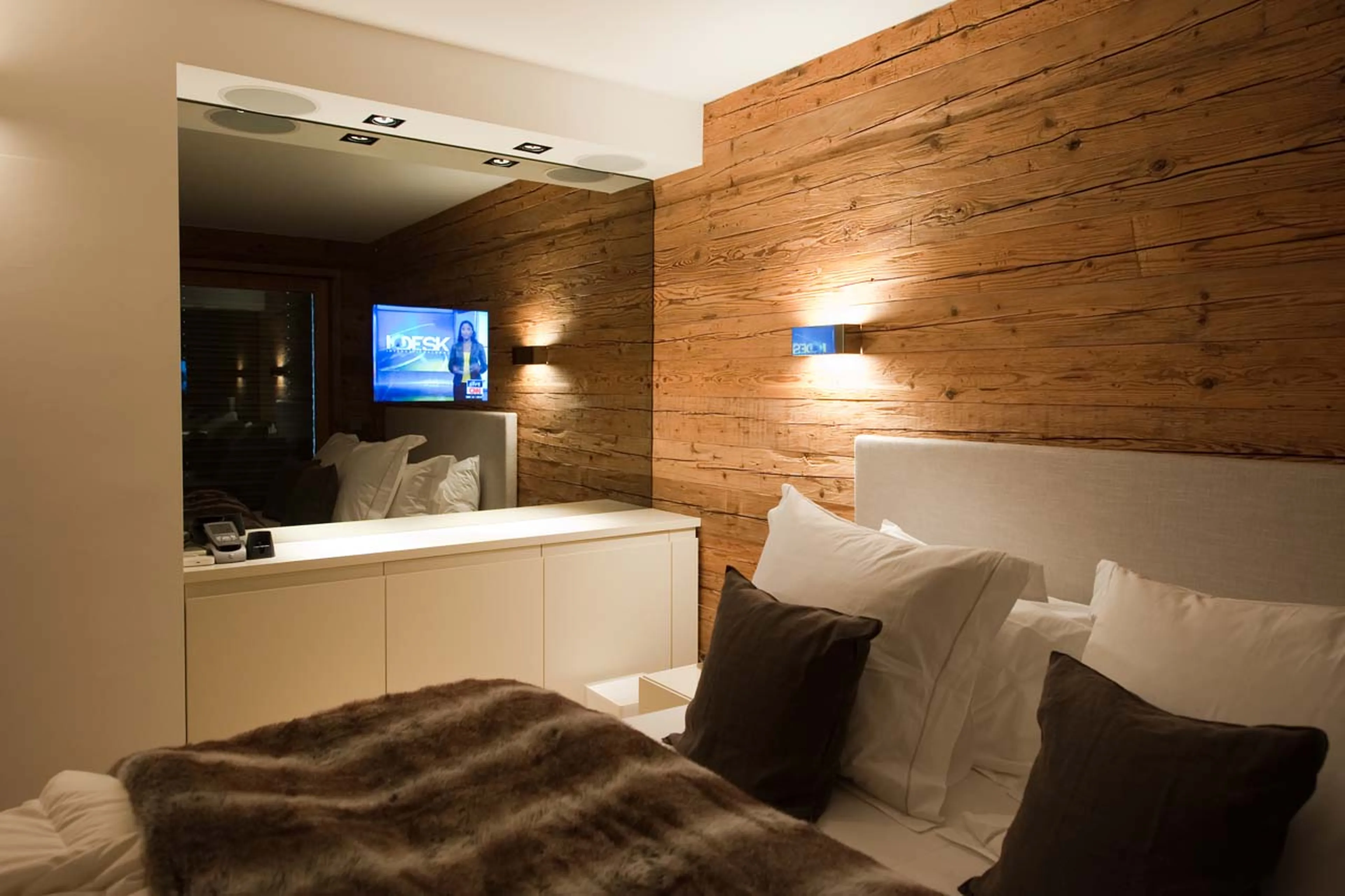 Master bedroom with TV at La Vallée Blanche in Verbier