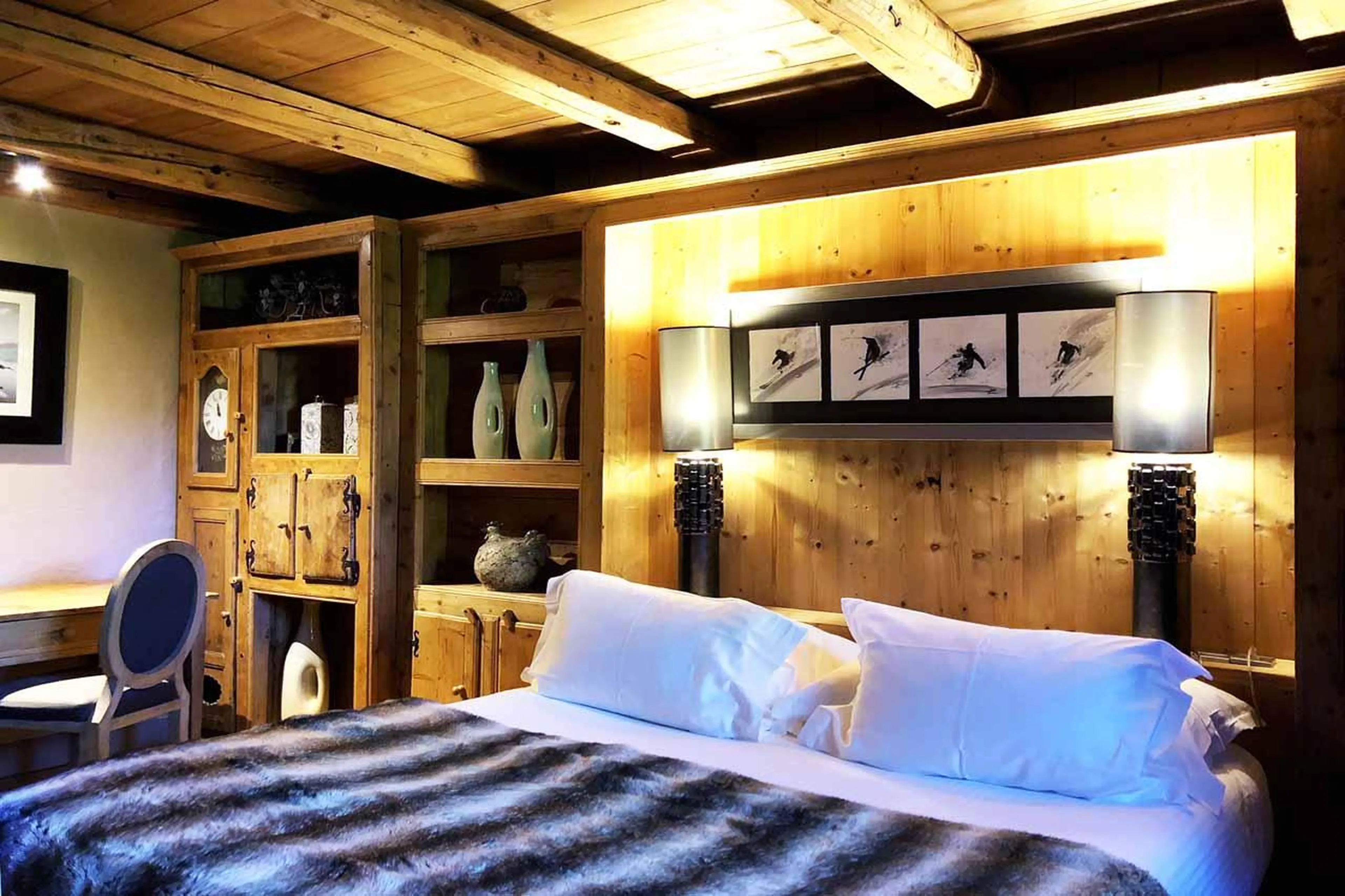Double bedroom with desk at Chalet des Fermes in Megeve