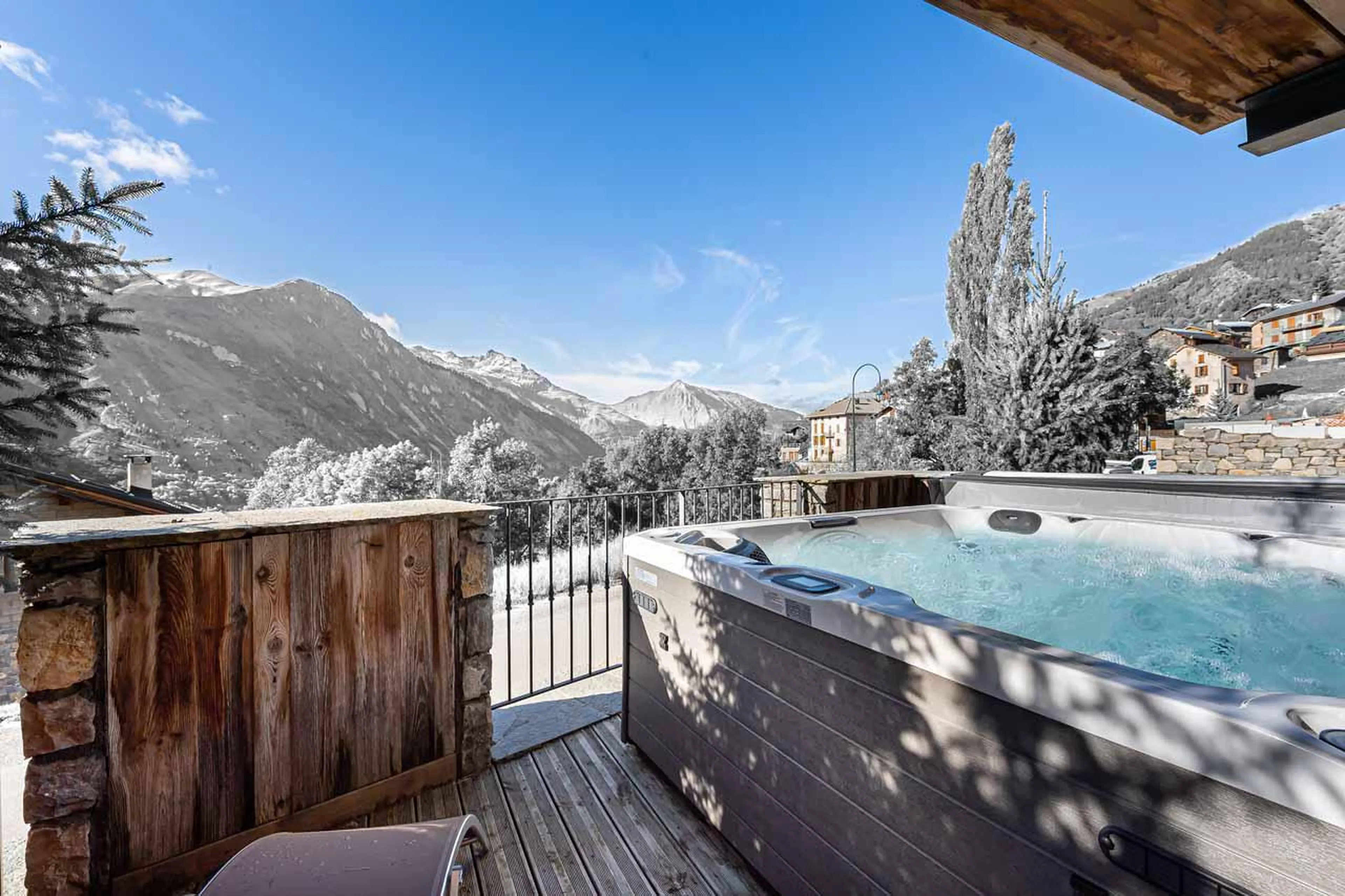 Out door hot tub at Le Chalet in St Martin de Belleville