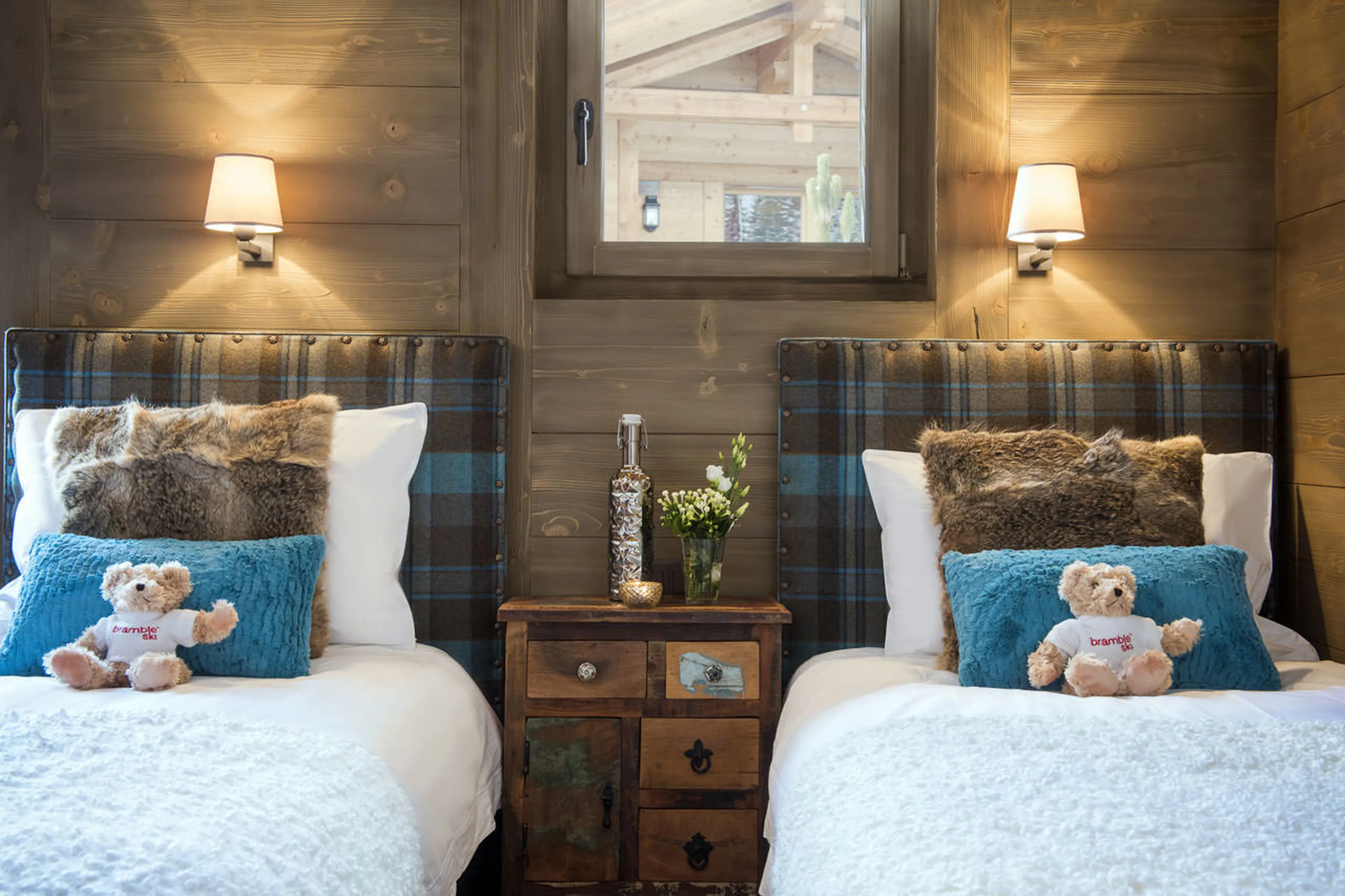 Twin bedroom in Le Daray Penthouse in Verbier