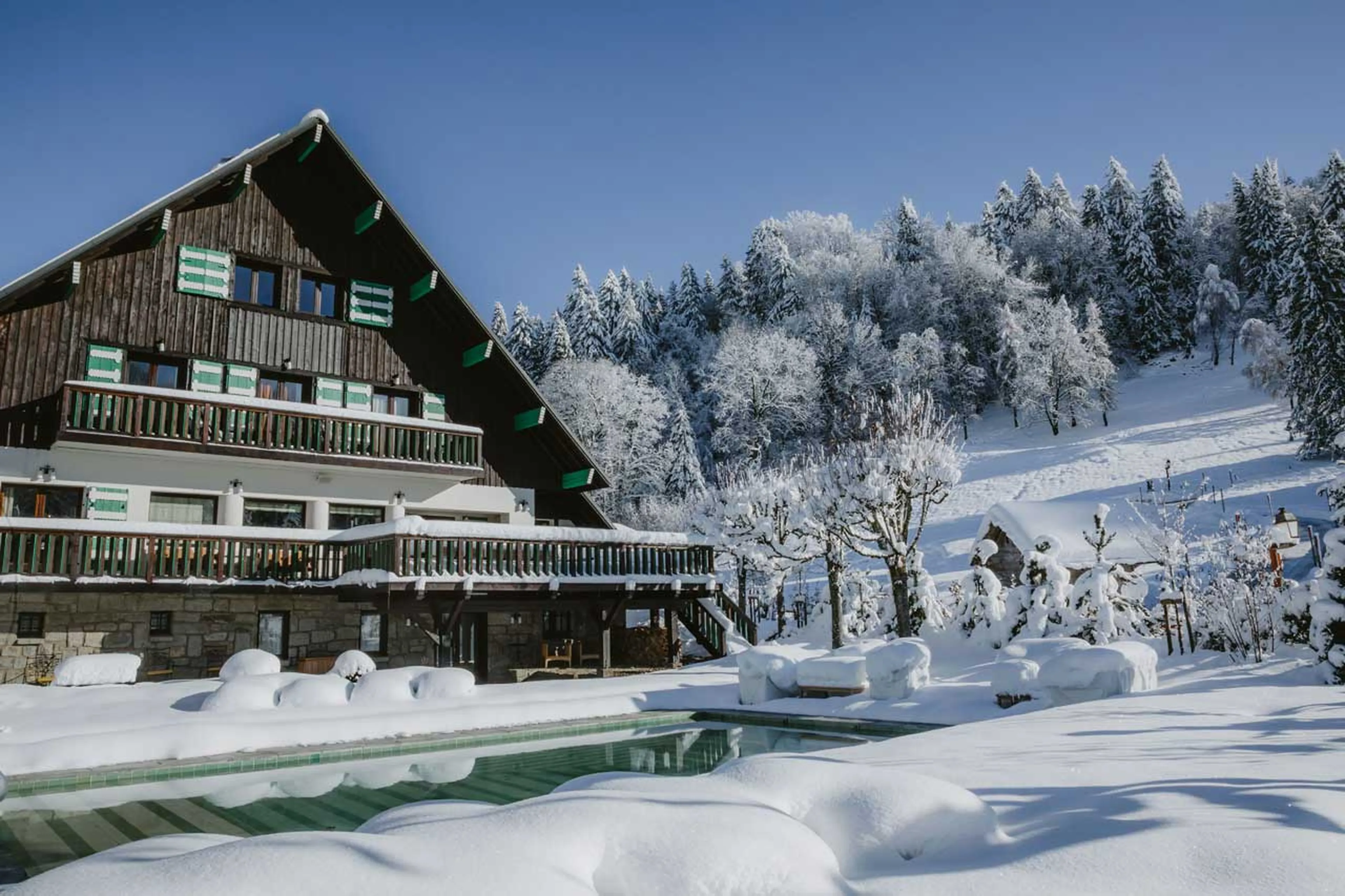 Pool in the snow at Le Sarto in Megeve