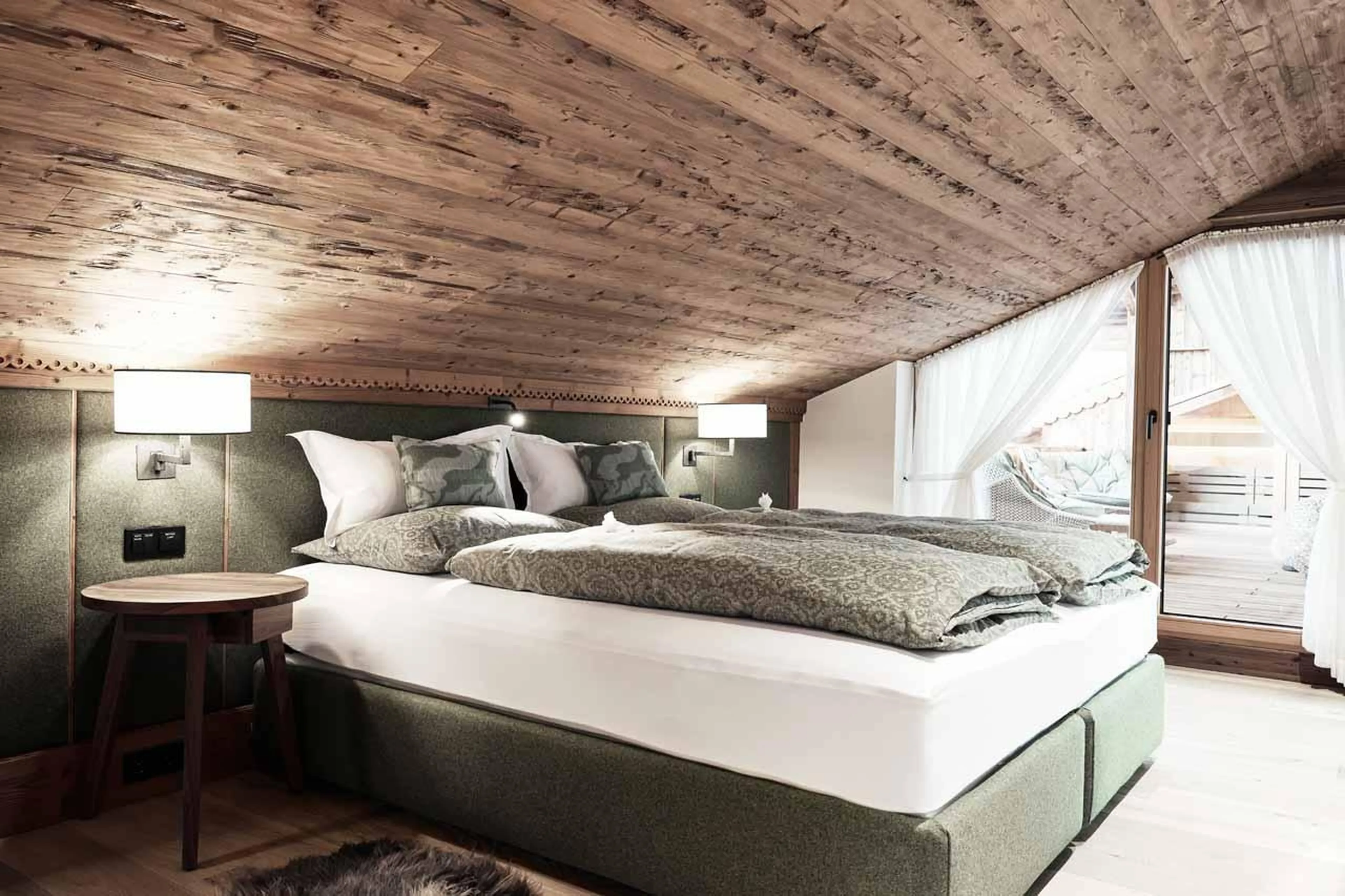 Double bedroom with access to balcony in Lech Lodge Loft, Lech
