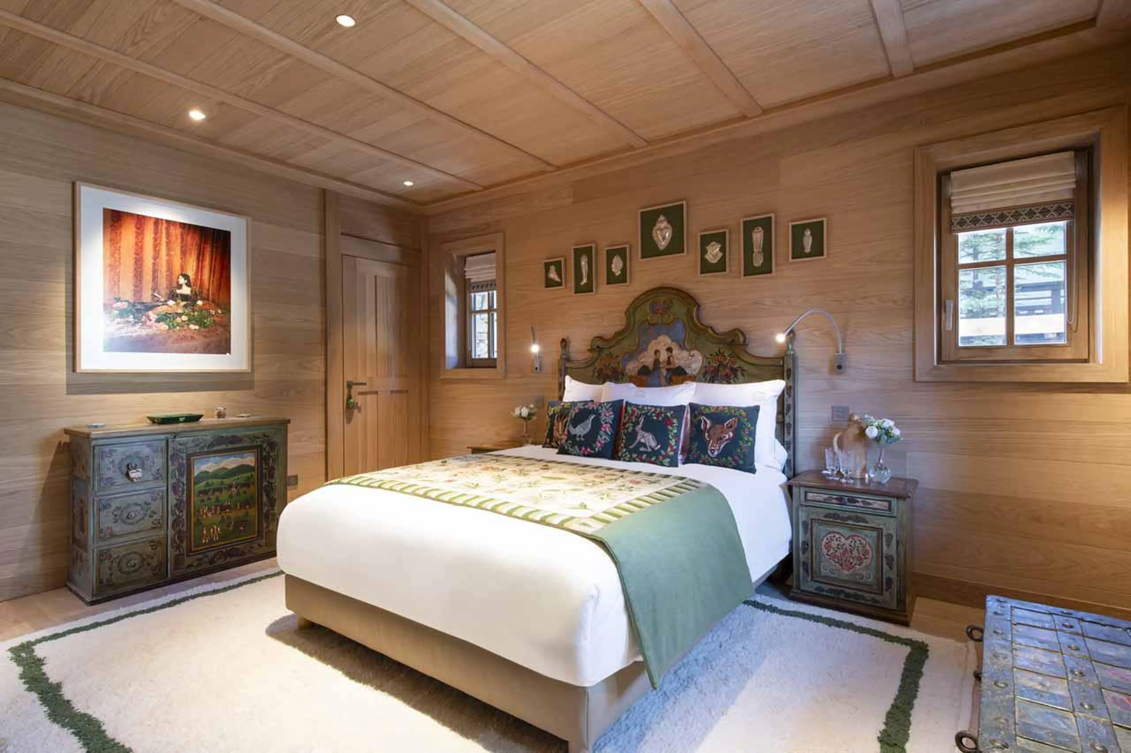 Double bedroom with TV, desk and en-suite bathroom in Lord of Snow, Courchevel 1850