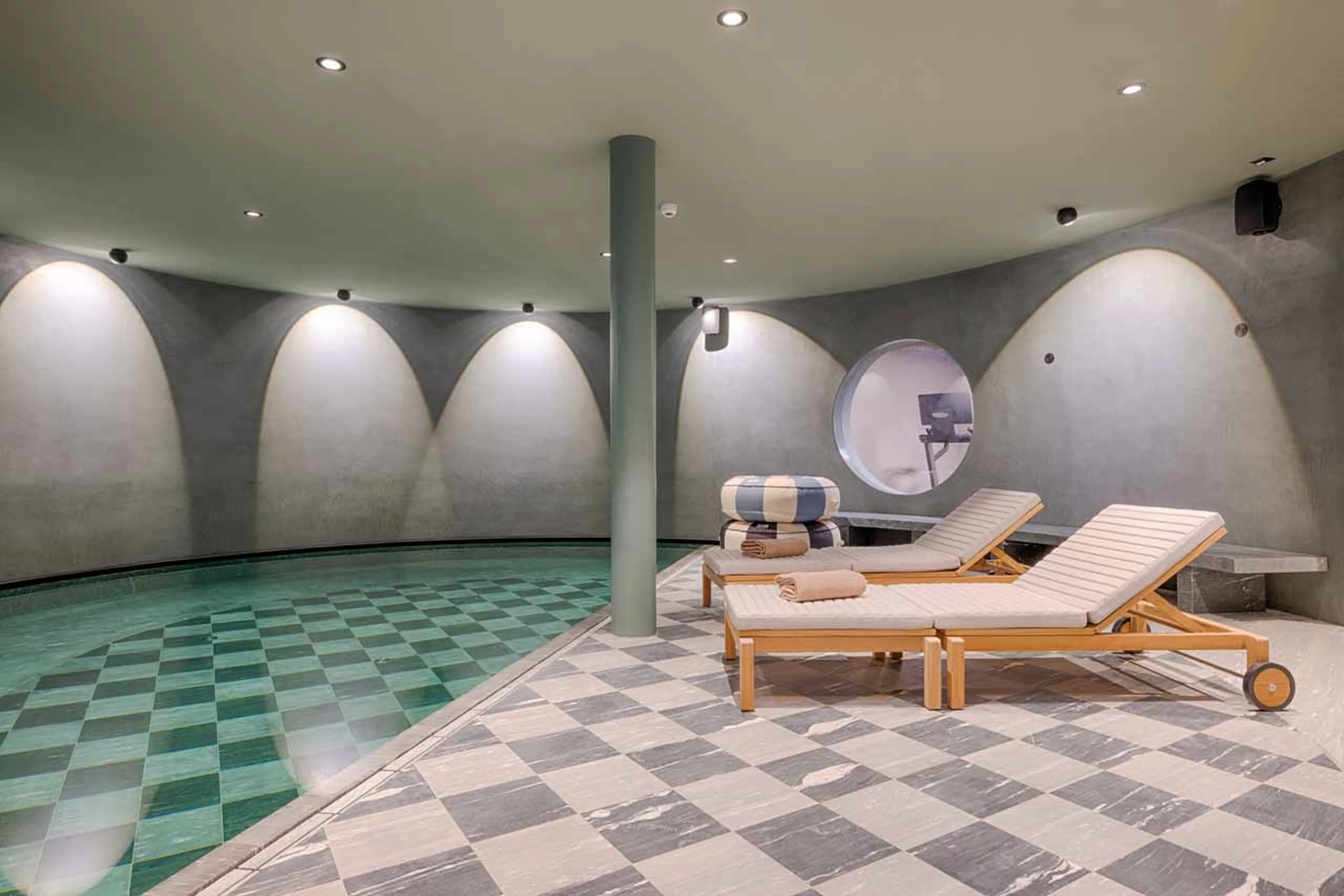 Spa pool at Lyskamm Lodge in Zermatt