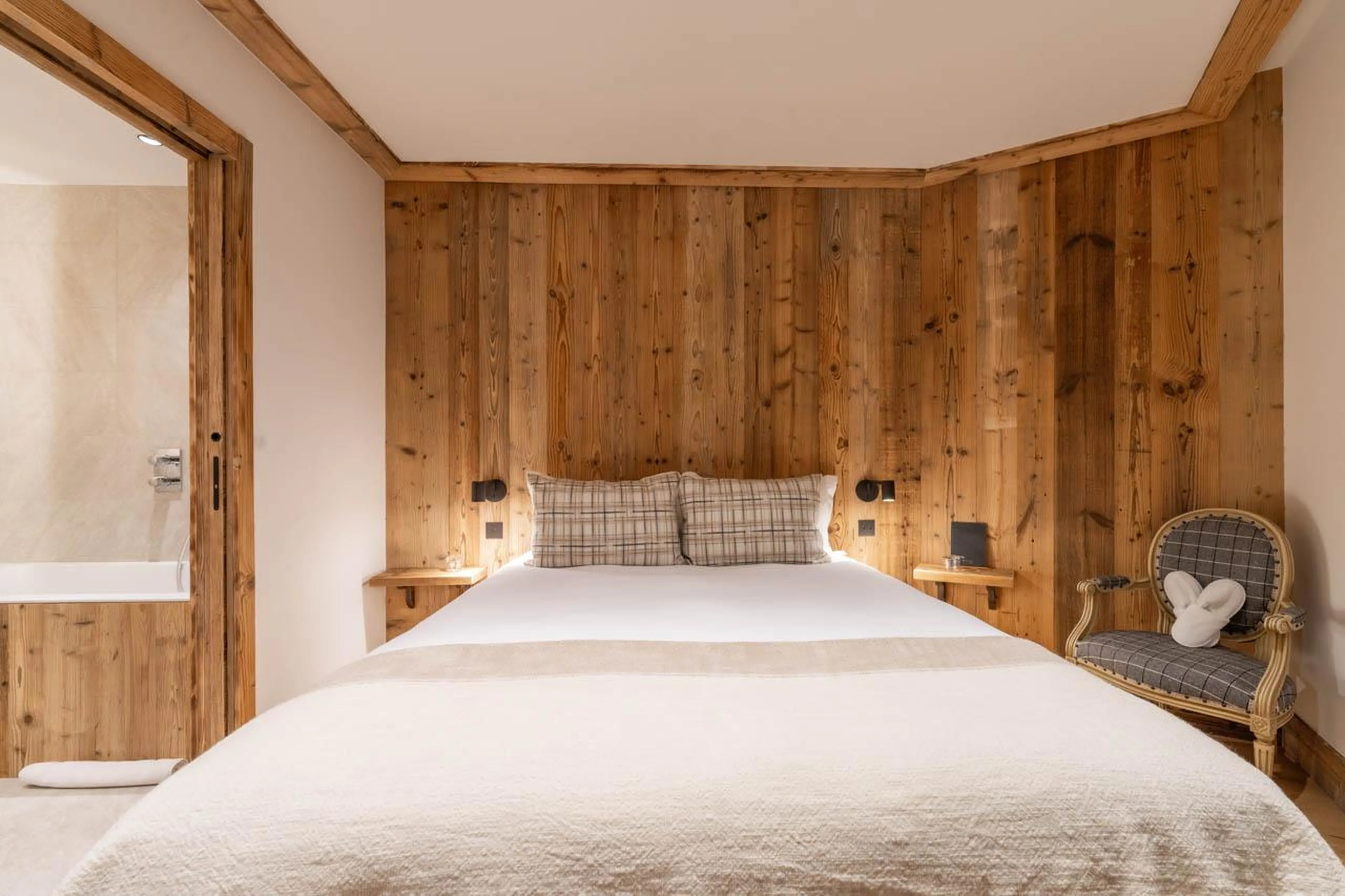 Double bedroom with TV and en-suite bathroom at Apartment Manej 4 in Courchevel 1850
