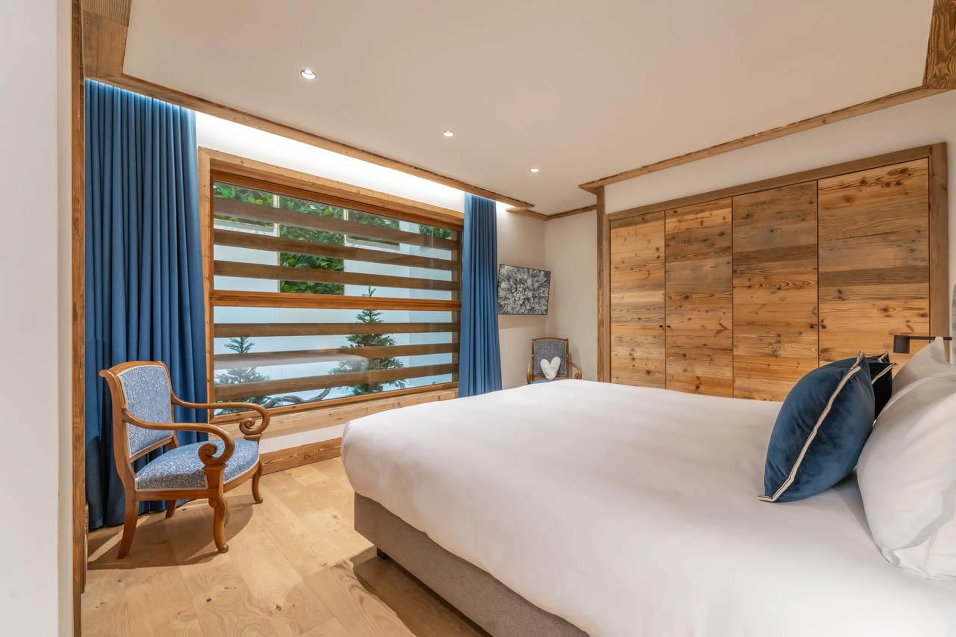 Double bedroom with TV and en-suite shower room at Apartment Manej 4 in Courchevel 1850