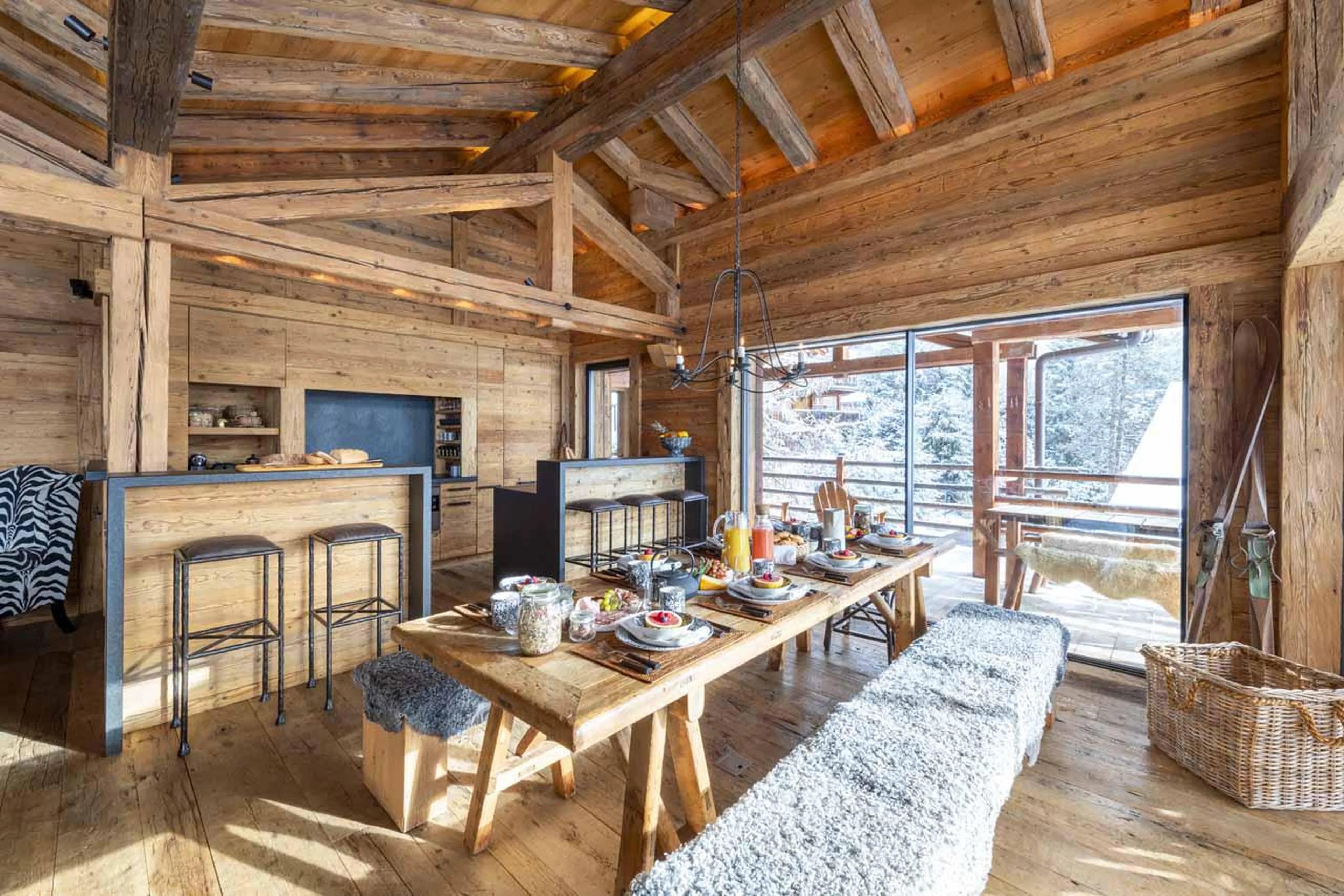 Dining table and kitchen equipped with top-of-the-range appliances at Marmotte Penthouse in Verbier