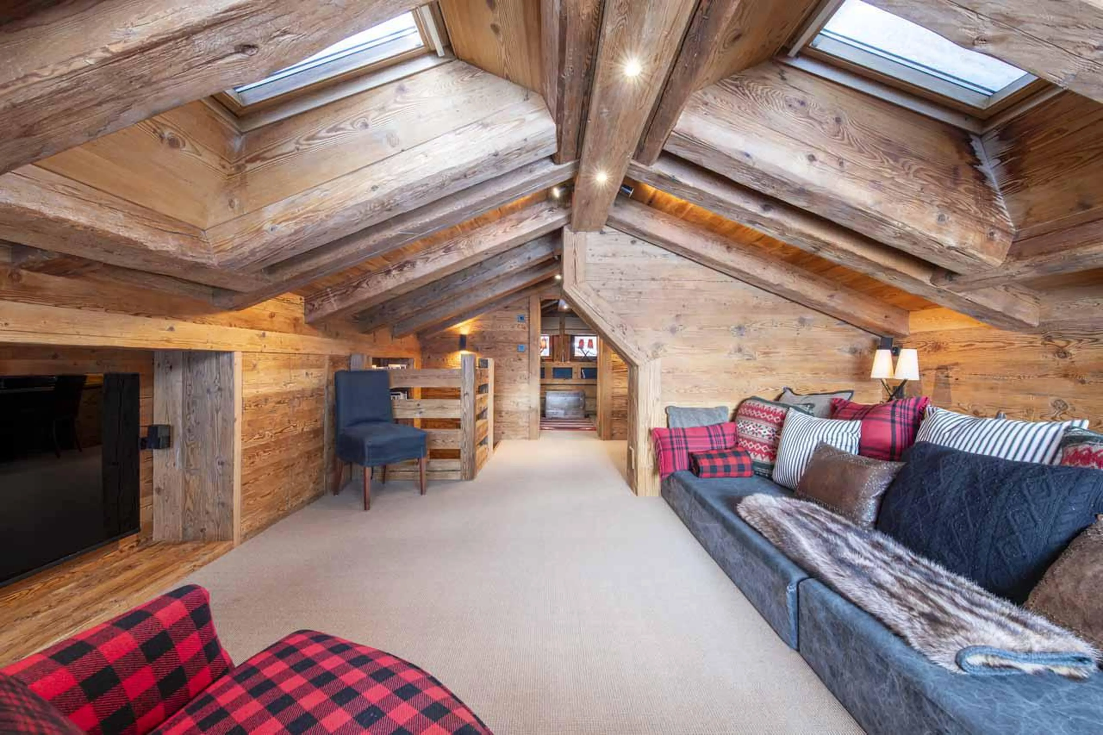 Cosy TV snug adjoining top floor twin bedroom at Marmotte Penthouse in Verbier