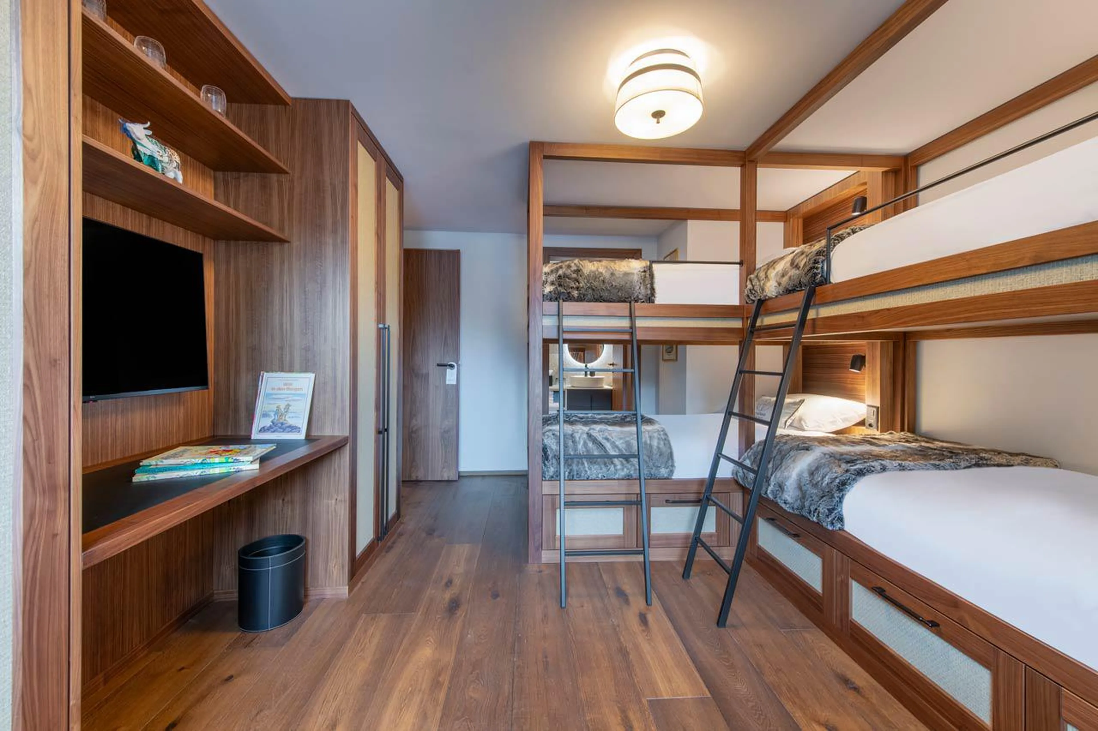 Bunk beds and TV in Matterhorn Penthouse, Zermatt