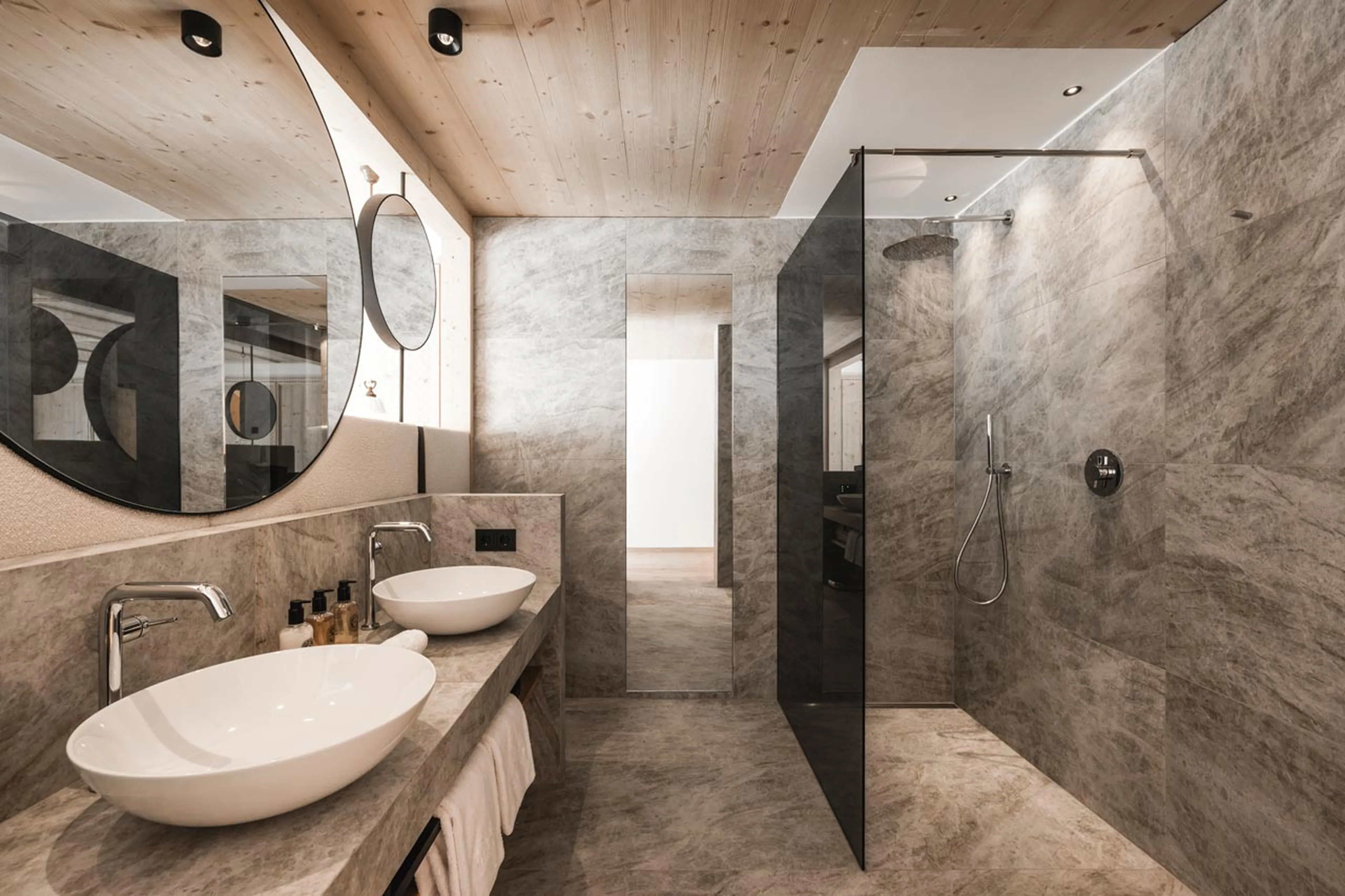 Shower room in bedroom at Muline Lodge in Selva