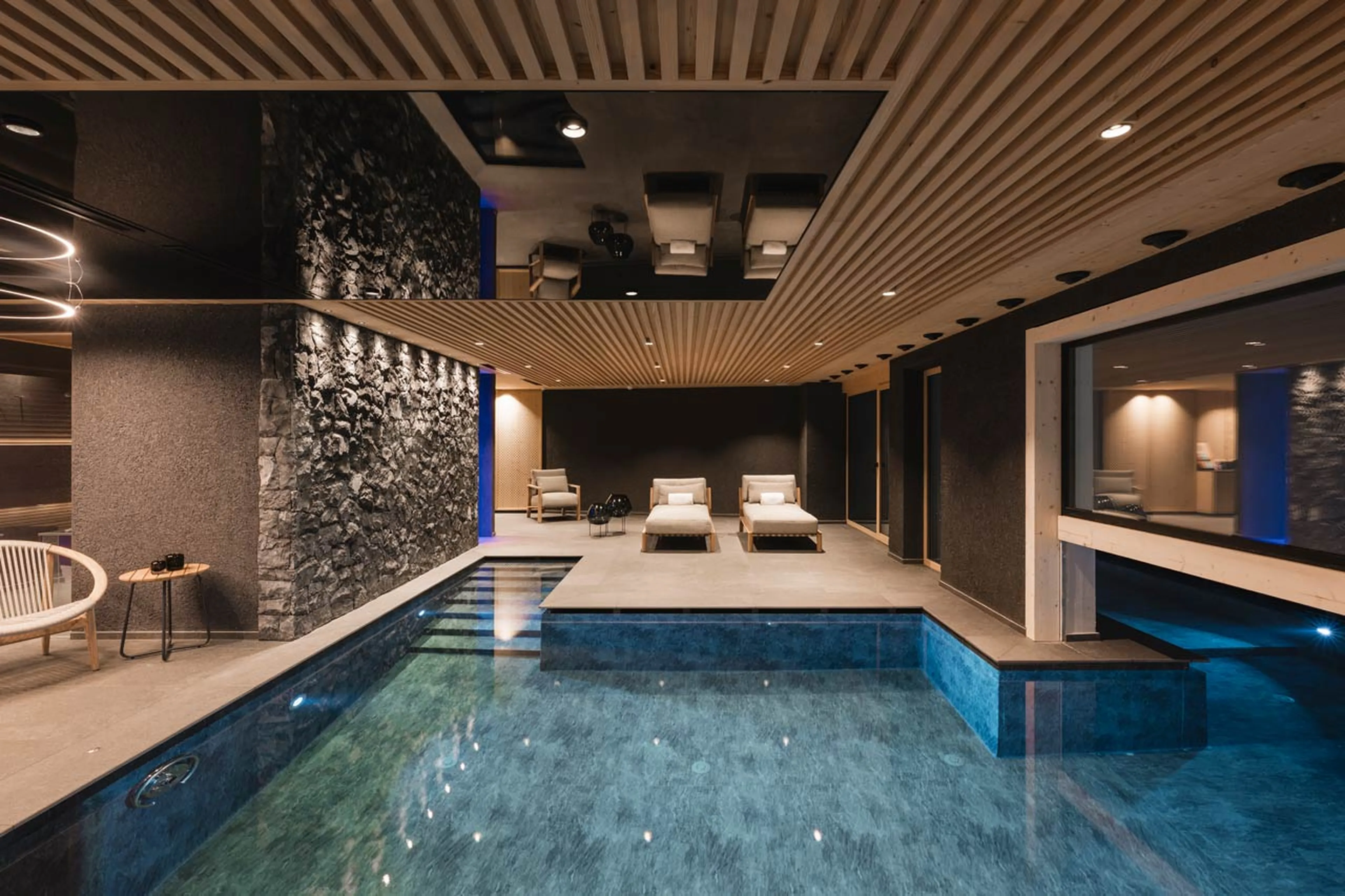 Pool and whirlpool at Muline Lodge in Selva