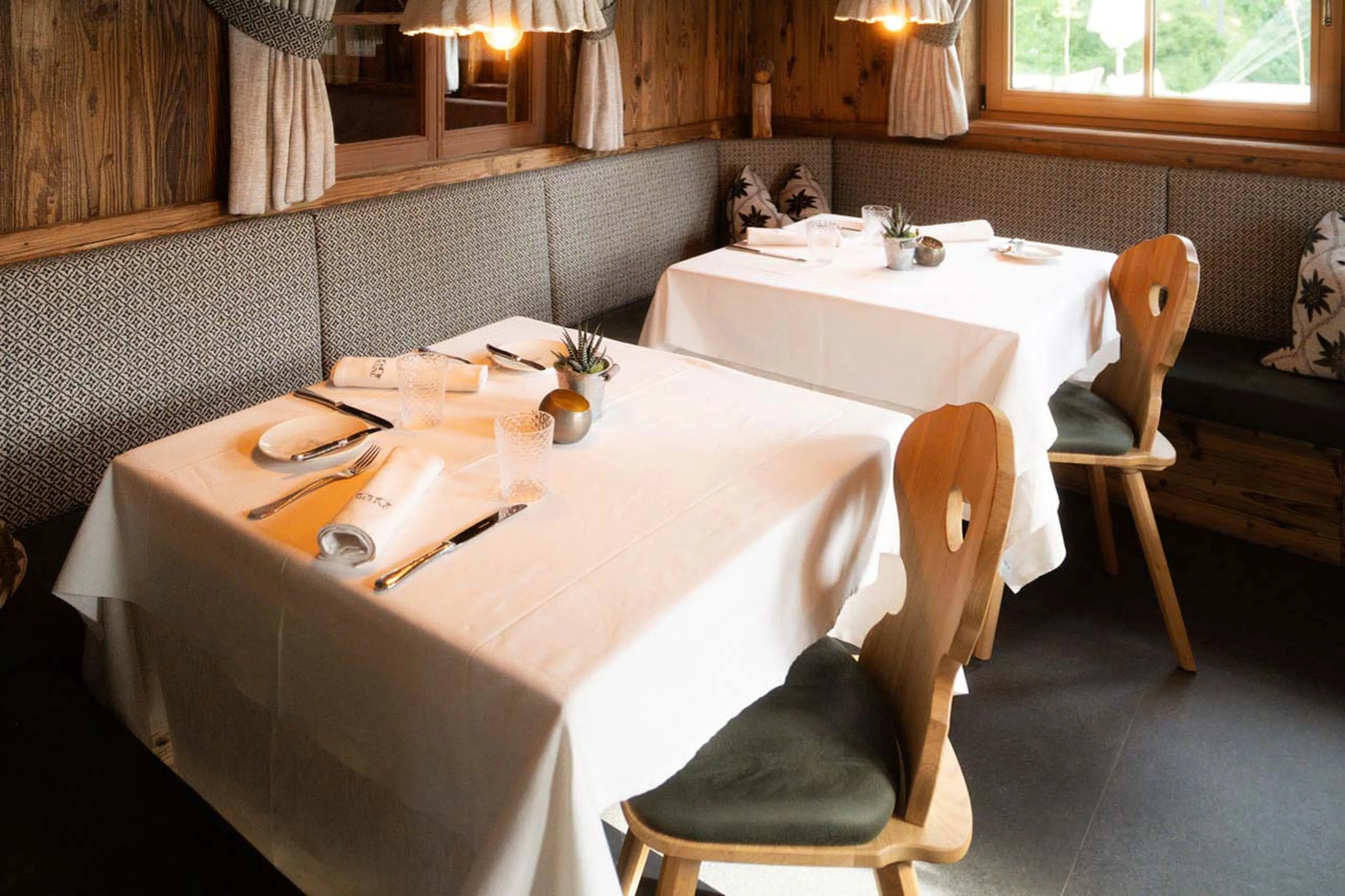 Restaurant dining at Muline Lodge in Selva