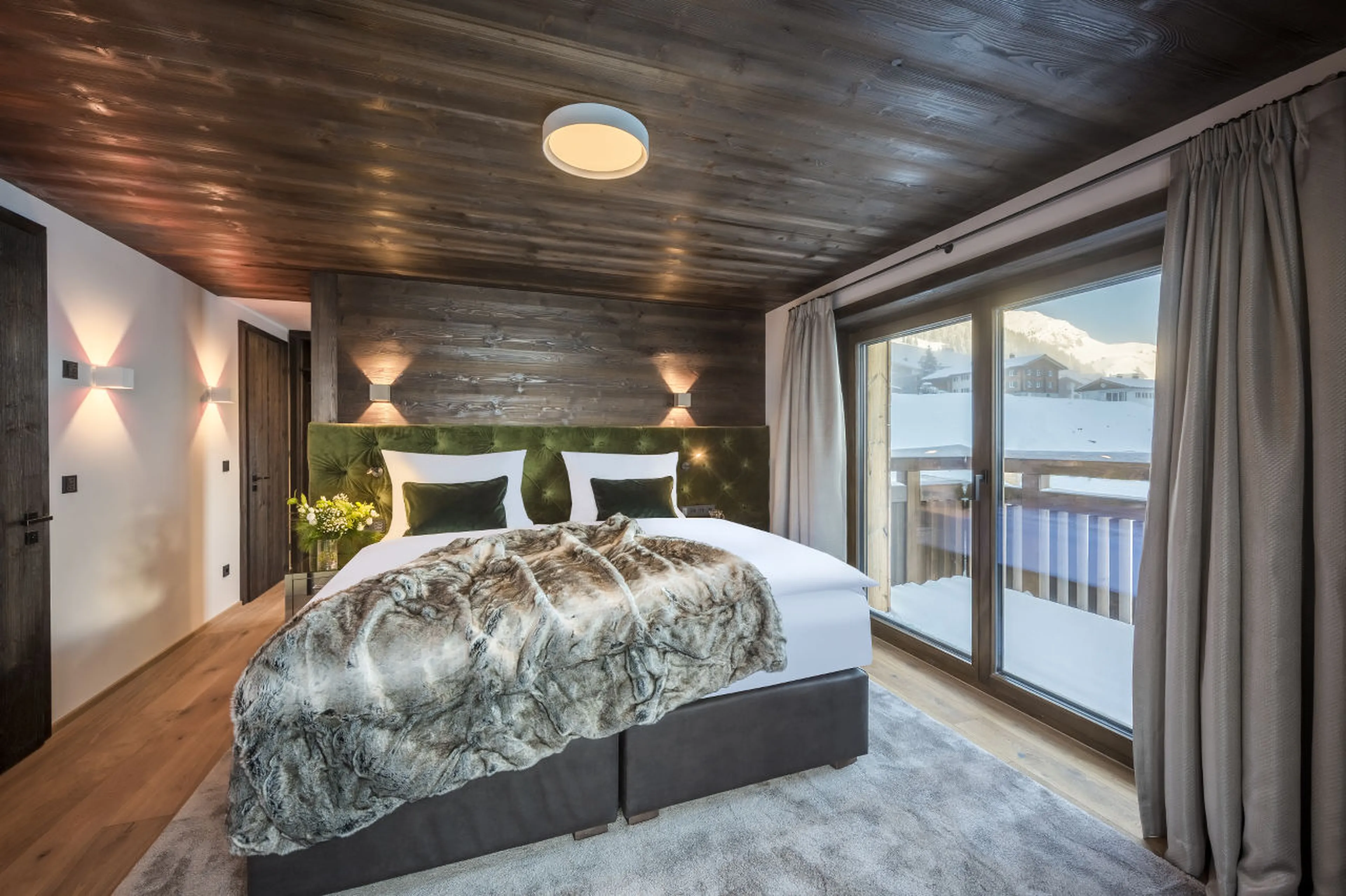 Master bedroom with en-suite bathroom and terrace access in Nidus Apartment 4 in Lech