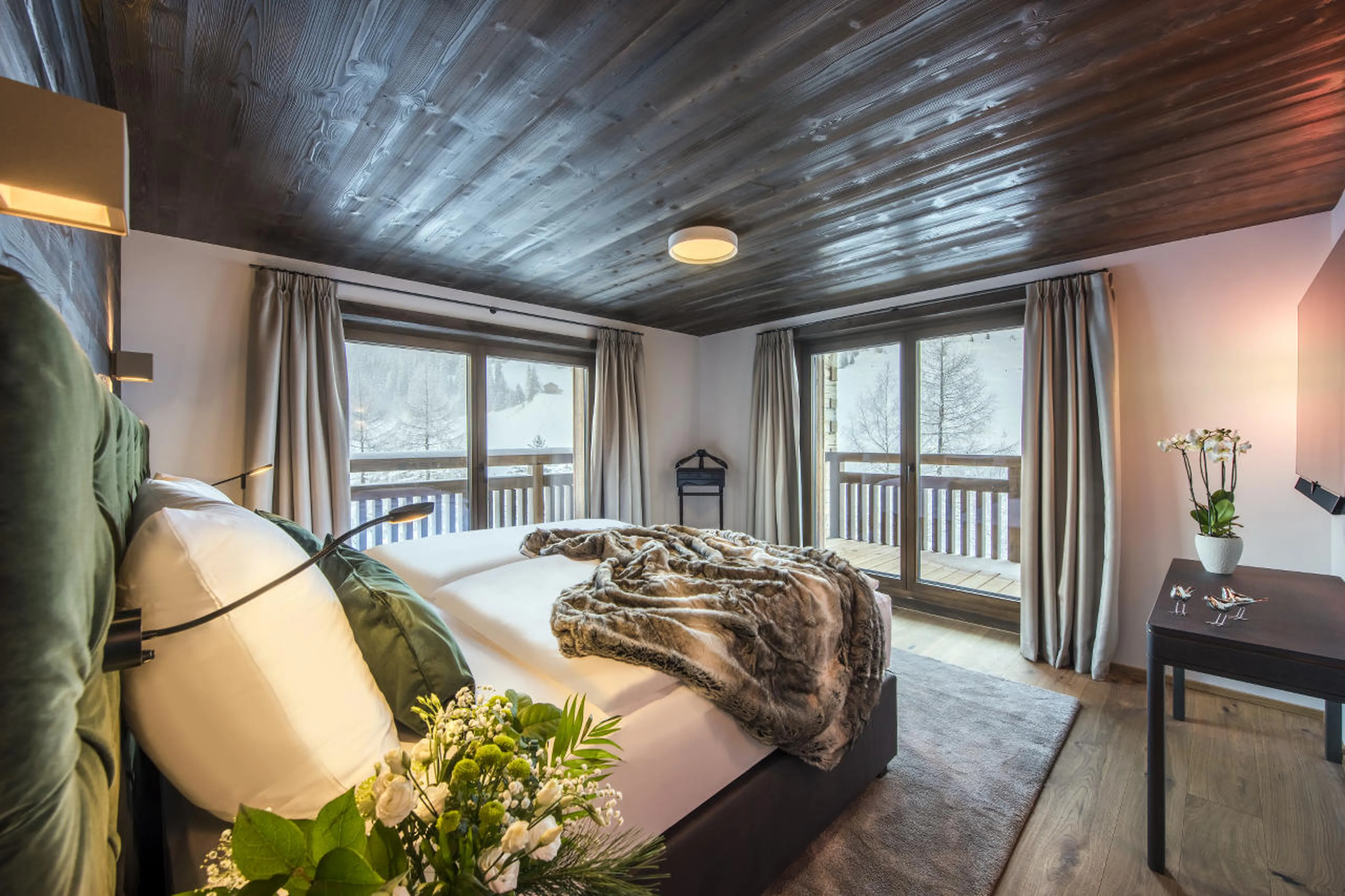 Master bedroom with TV and safe in Nidus Apartment 4 in Lech