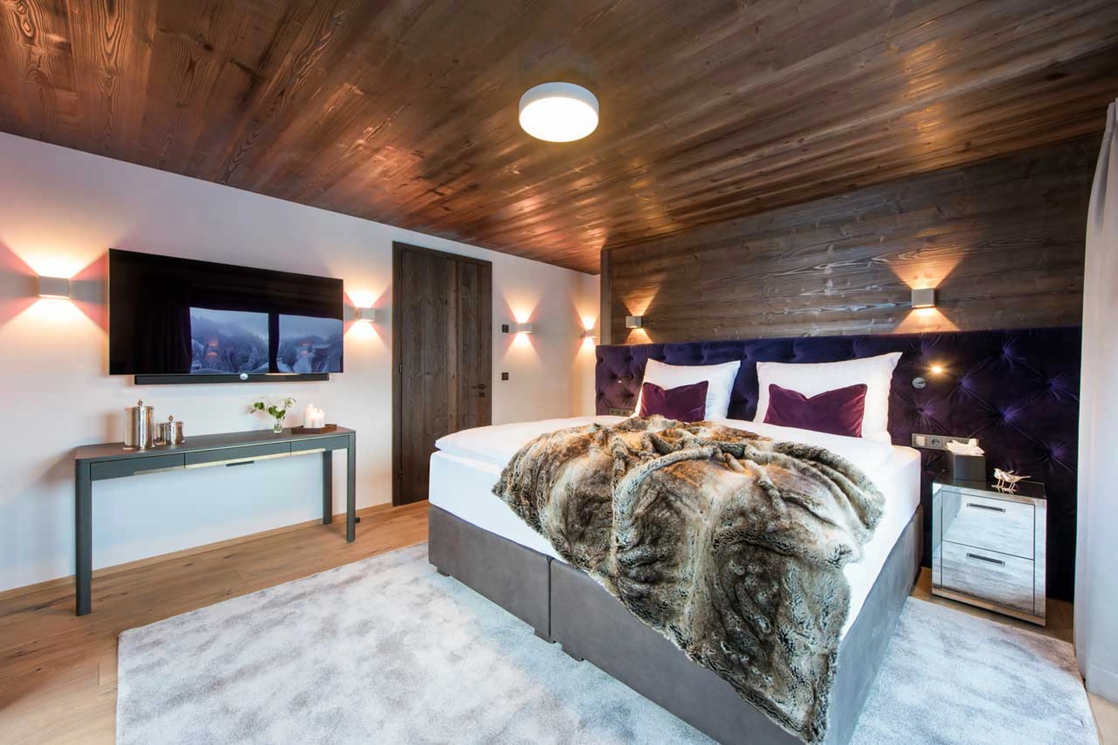 Master double en-suite bedroom with TV and safe in Nidus Apartment 3 in Lech
