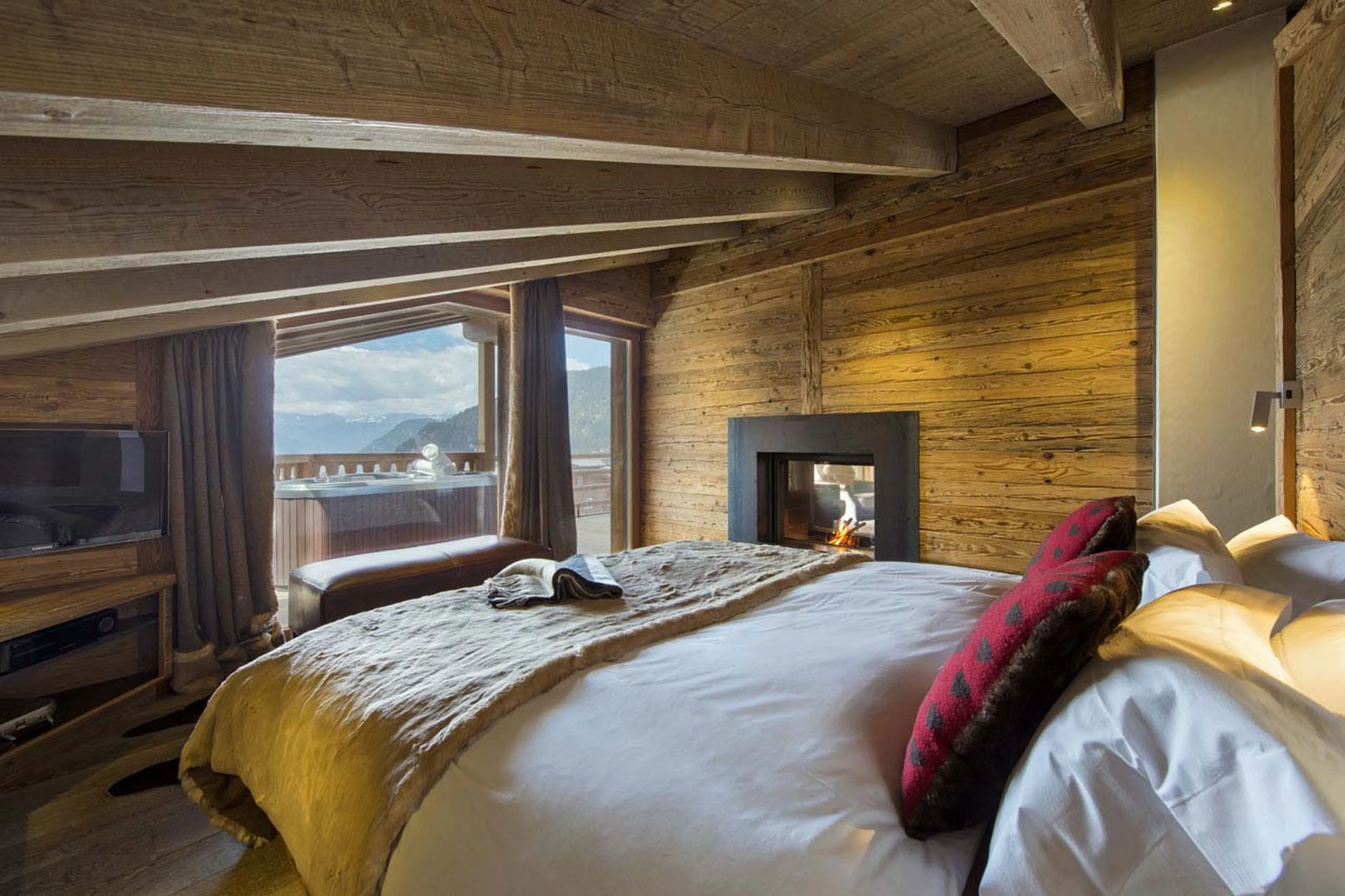 Fireplace and Tv in master bedroom of No. 5 Penthouse in Verbier