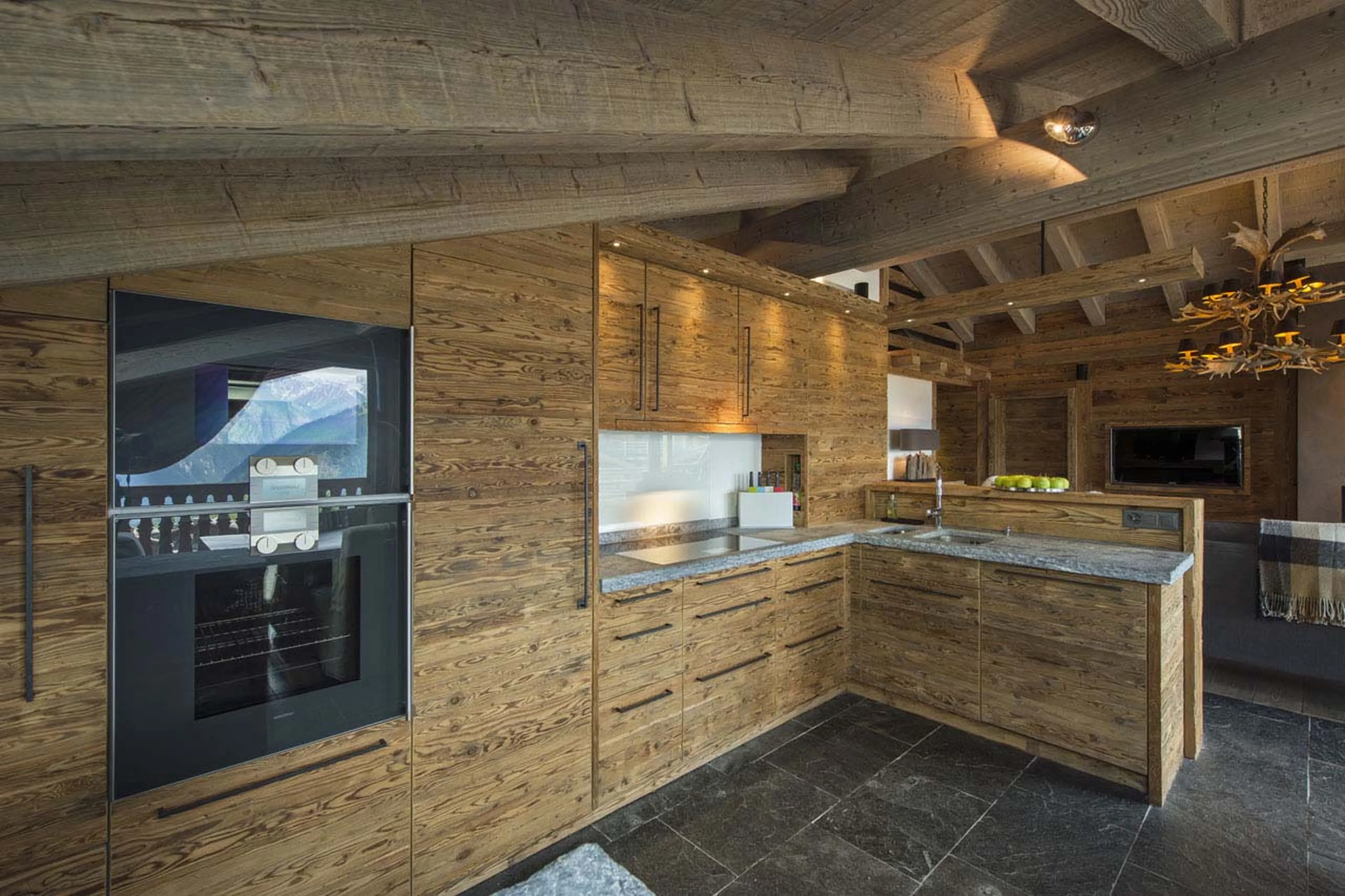 Well-equipped kitchen in No. 5 Penthouse in Verbier