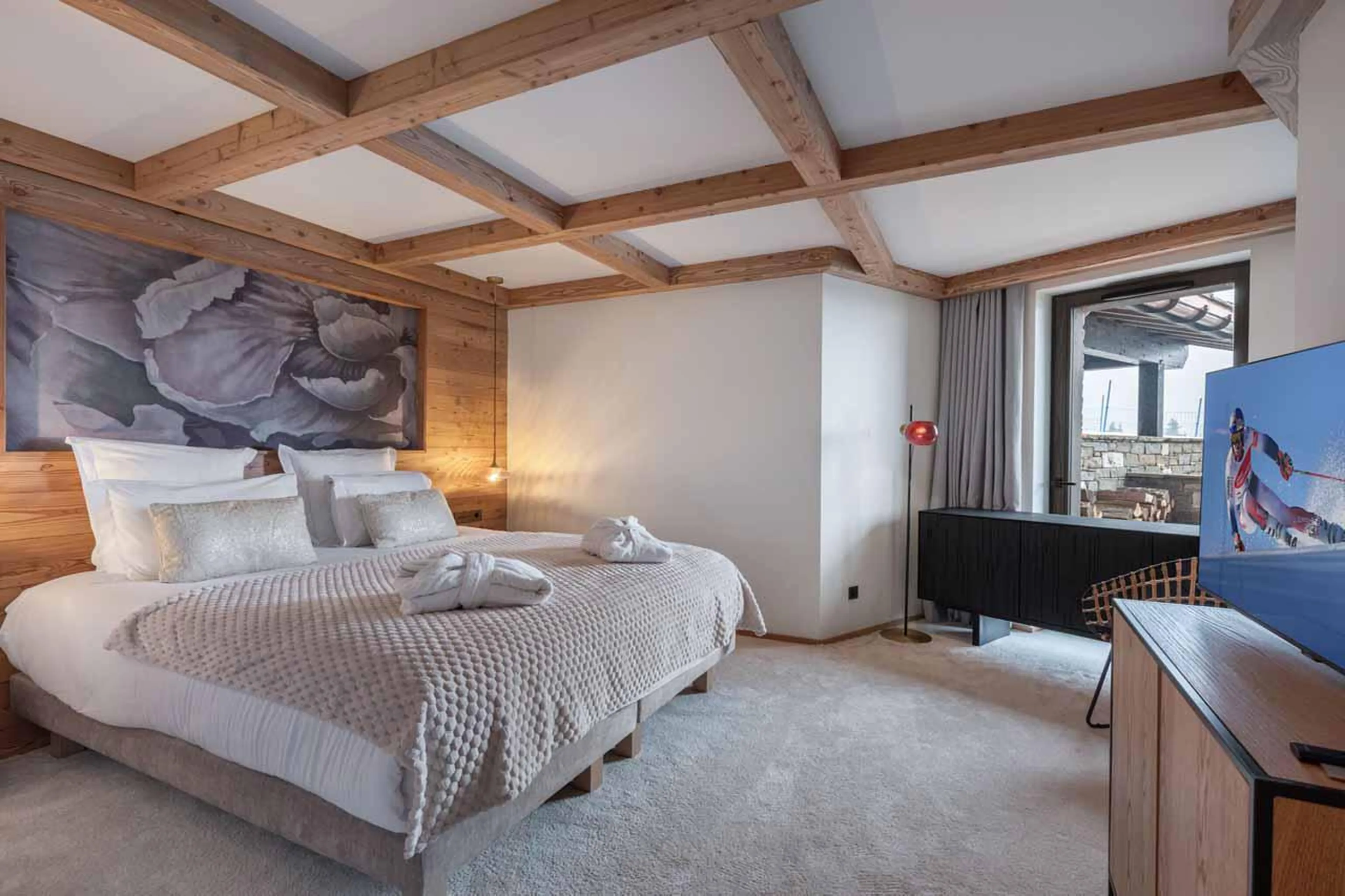 Spacious double bedroom in Apartment Avorio, Courchevel 1850