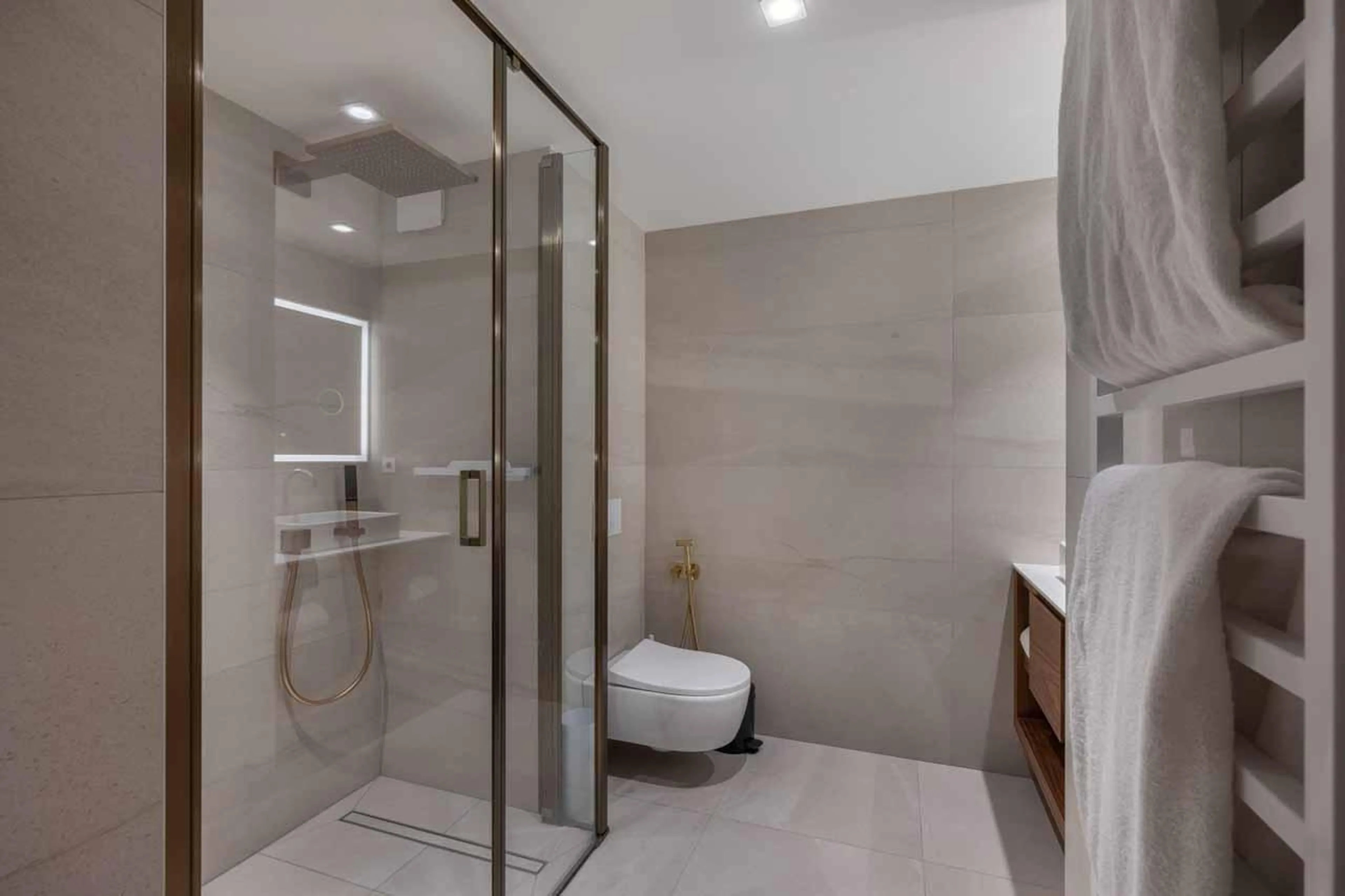 Double bedroom en-suite in Apartment Avorio, Courchevel 1850