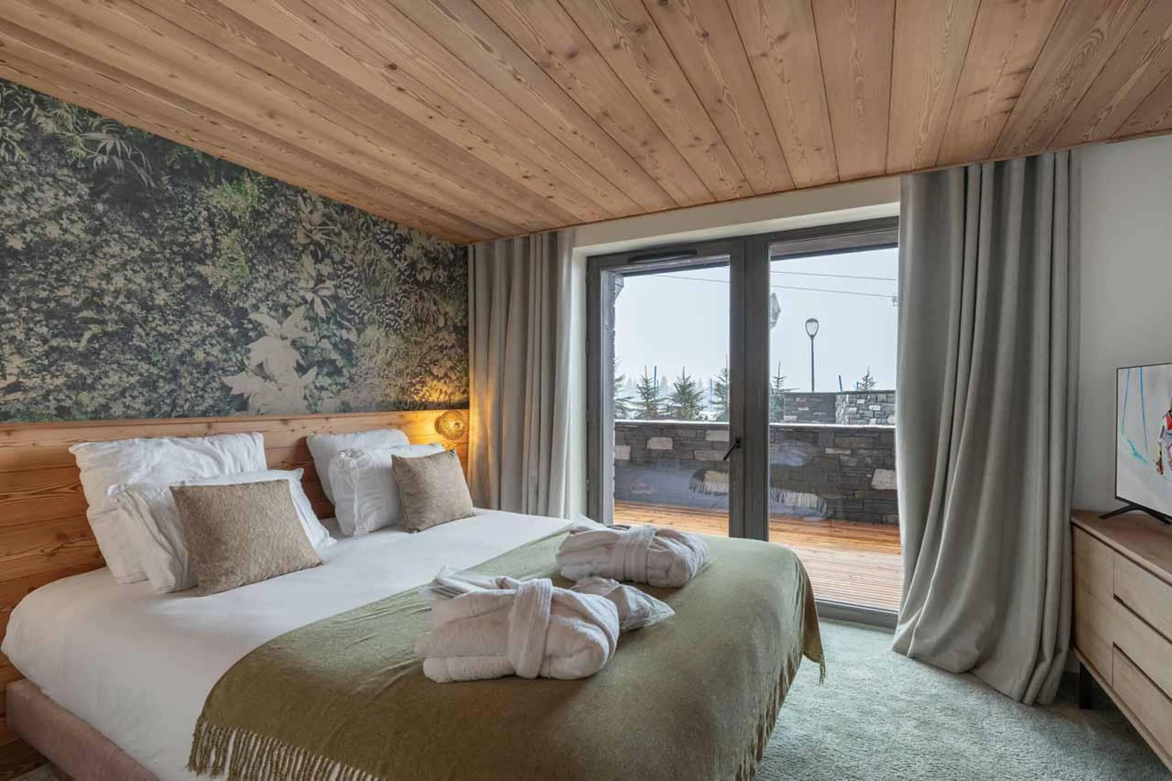 Bright double bedroom in Apartment Avorio, Courchevel 1850