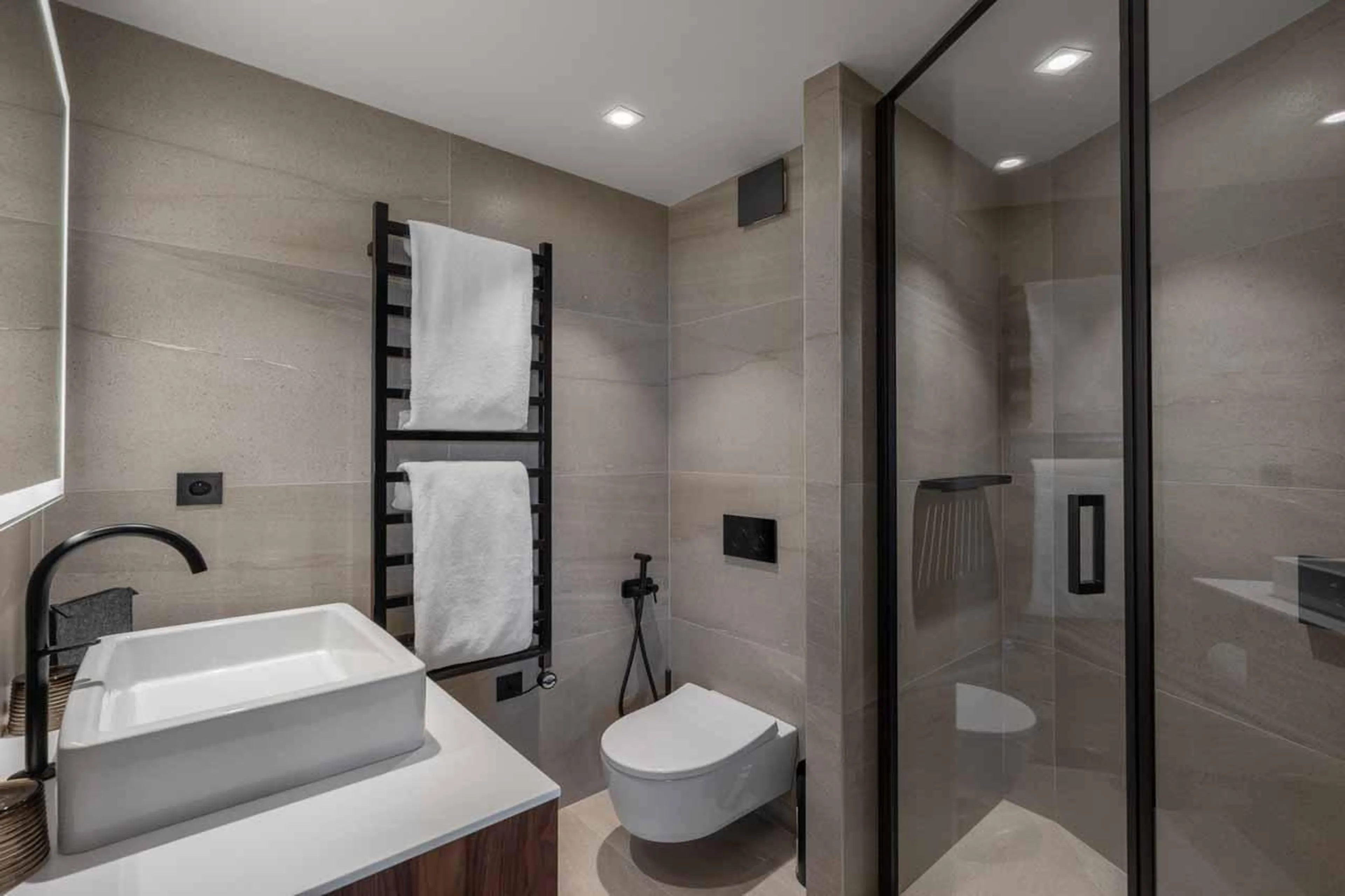 Bright double bedroom en-suite in Apartment Avorio, Courchevel 1850