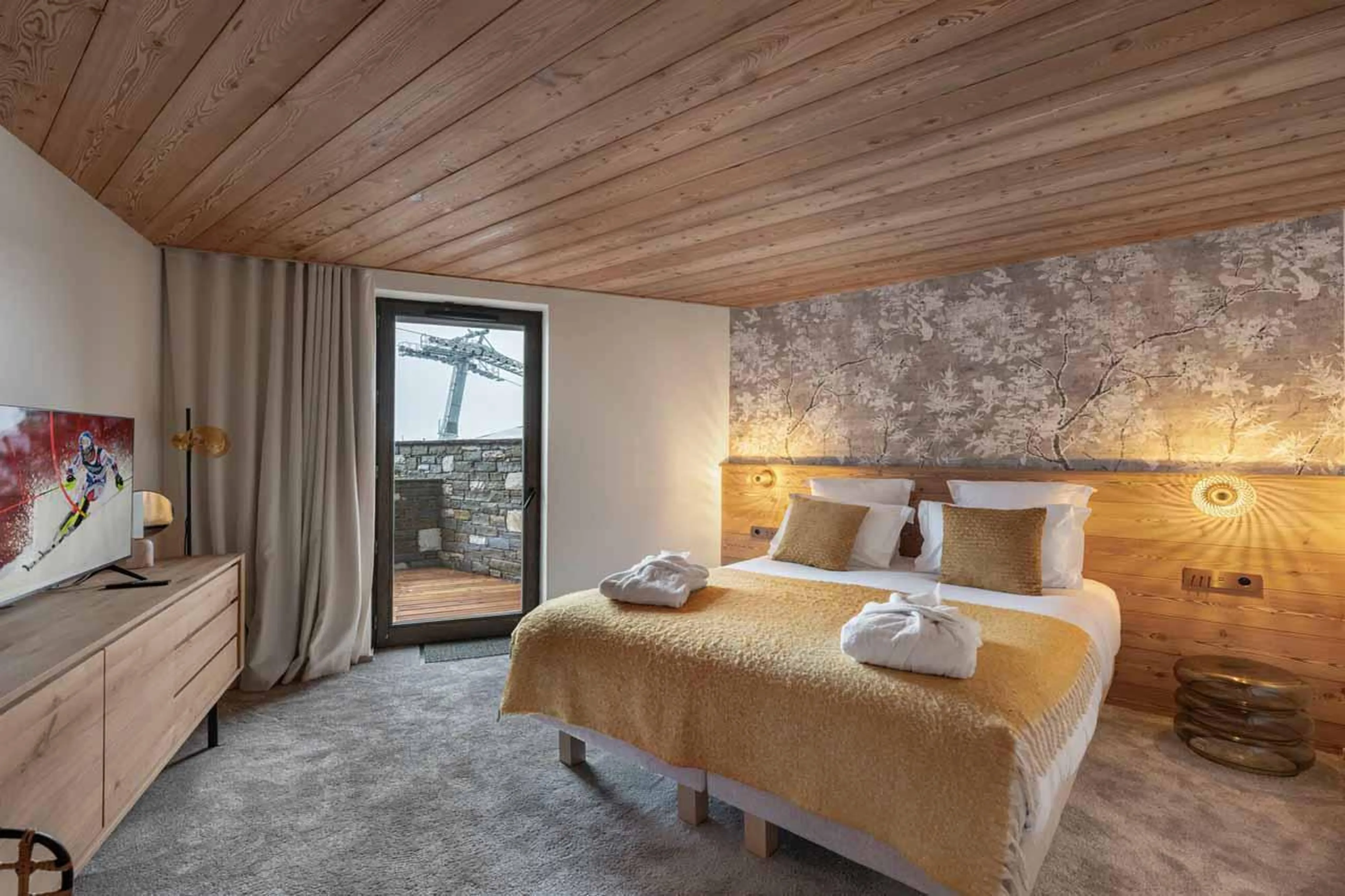 Double/twin bedroom in Apartment Avorio, Courchevel 1850