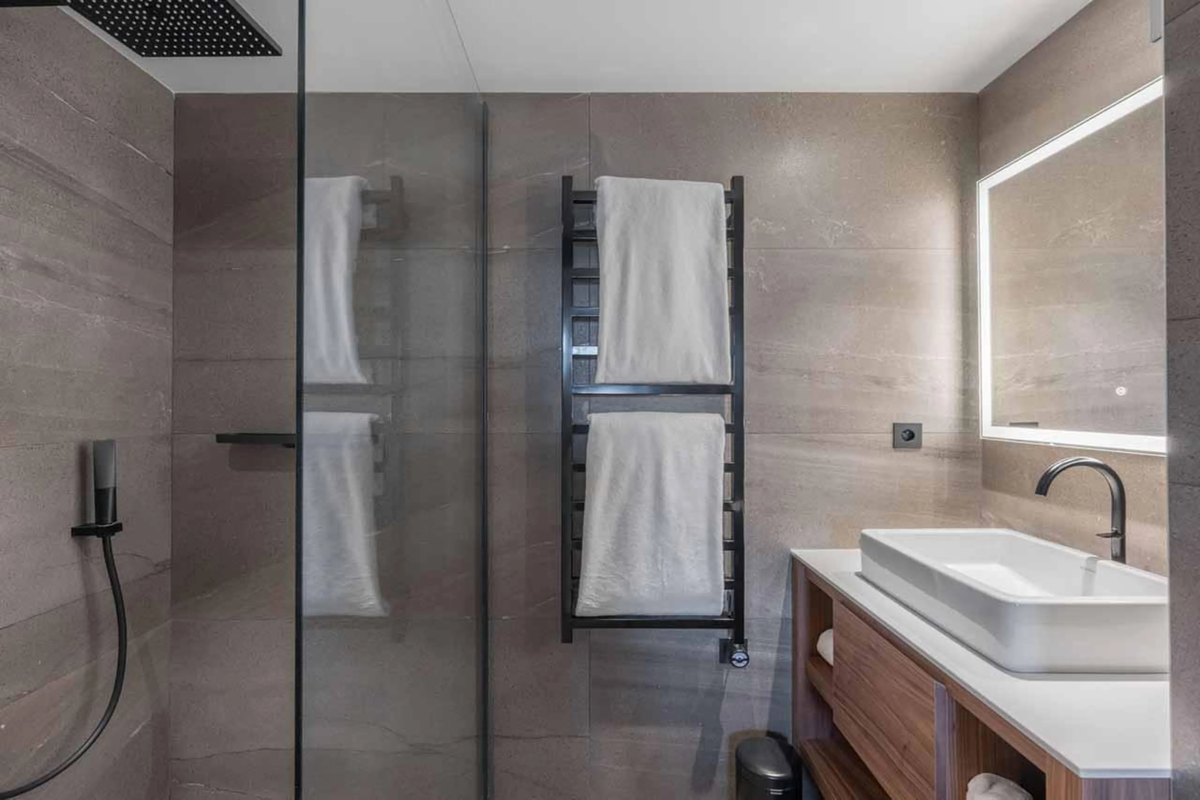 Double/twin bedroom en-suite in Apartment Avorio, Courchevel 1850